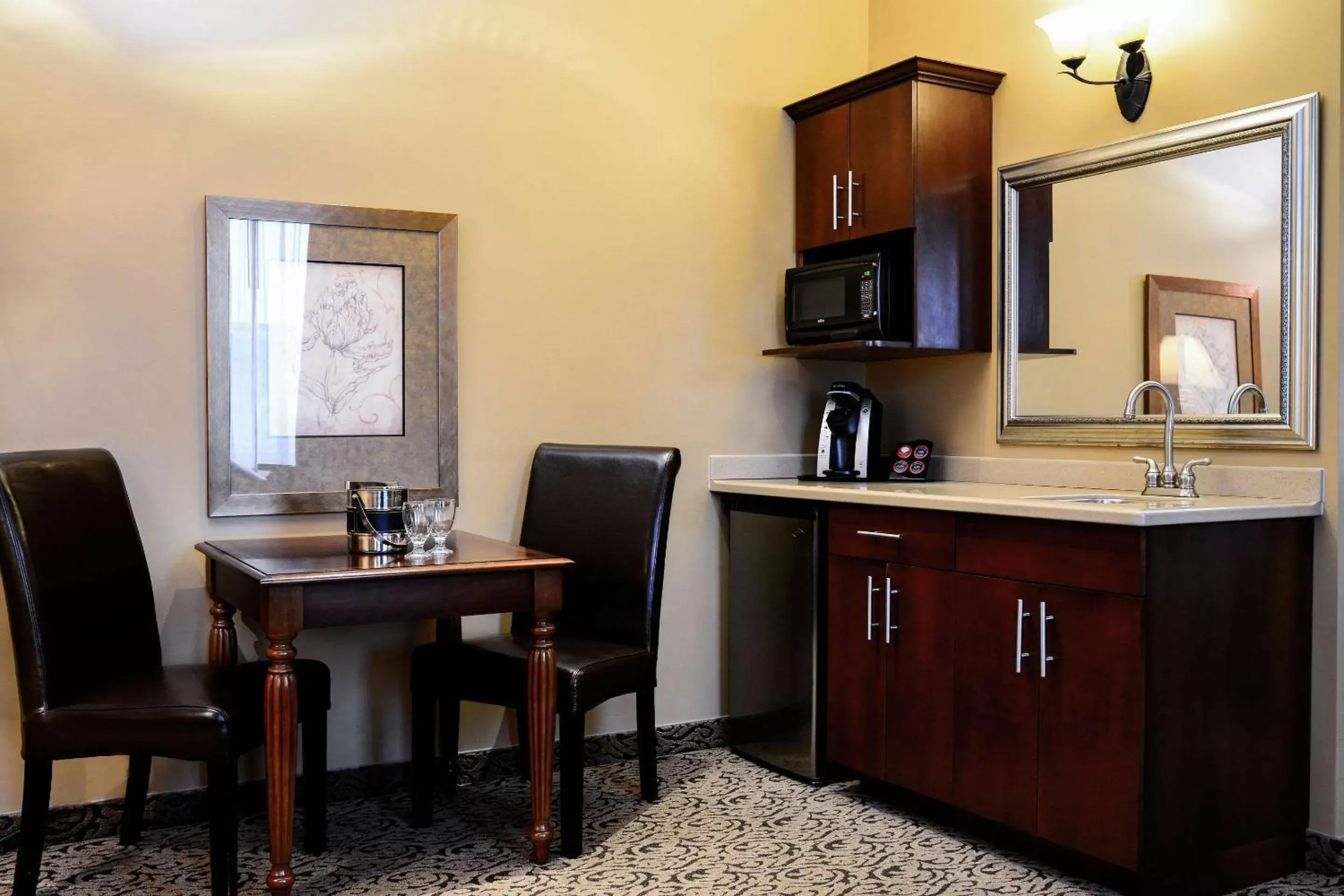 Photo of the whole room, Kitchen/Kitchenette in The Parlour Inn Ascend Hotel Collection