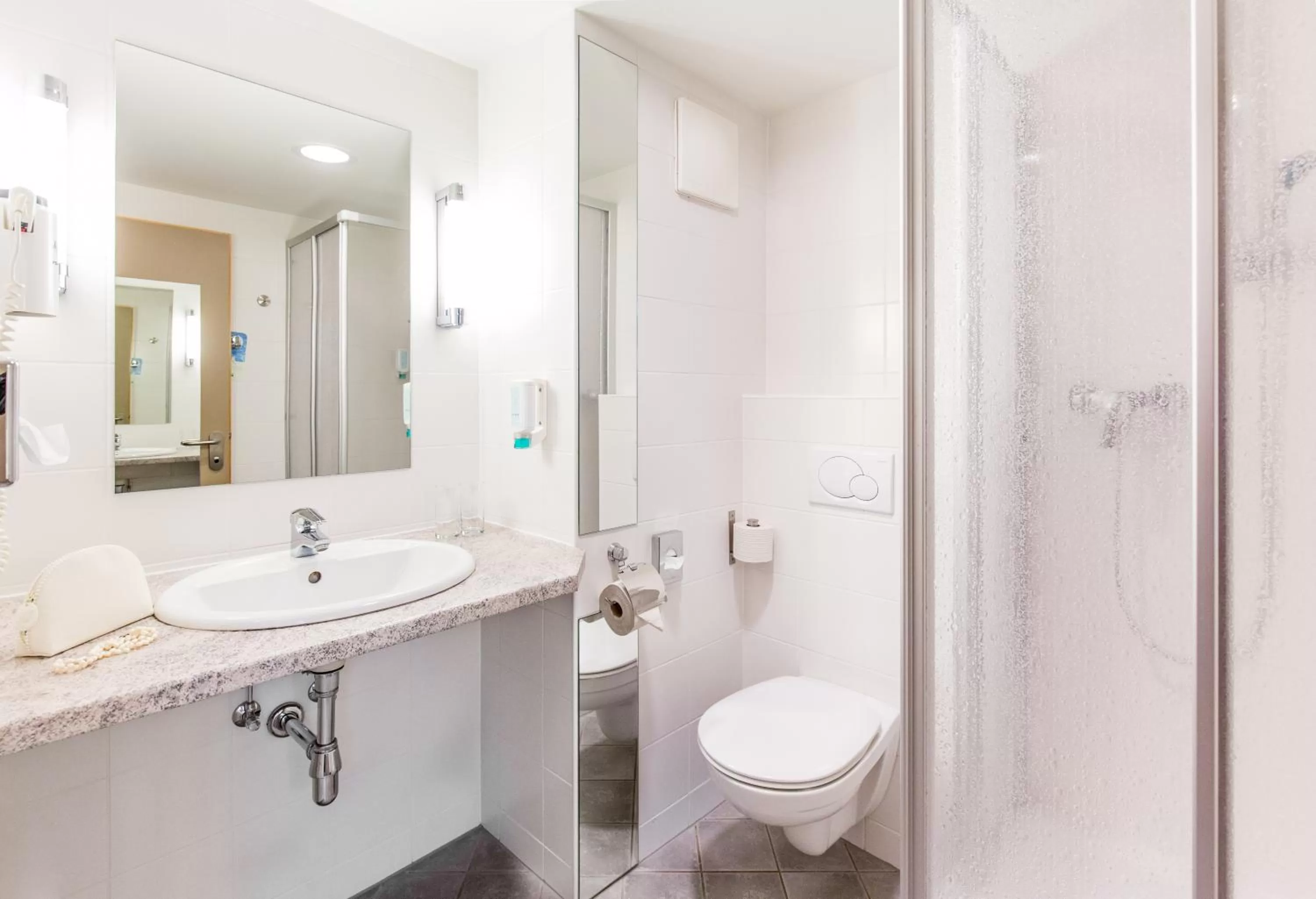 Shower in ibis Wörthersee