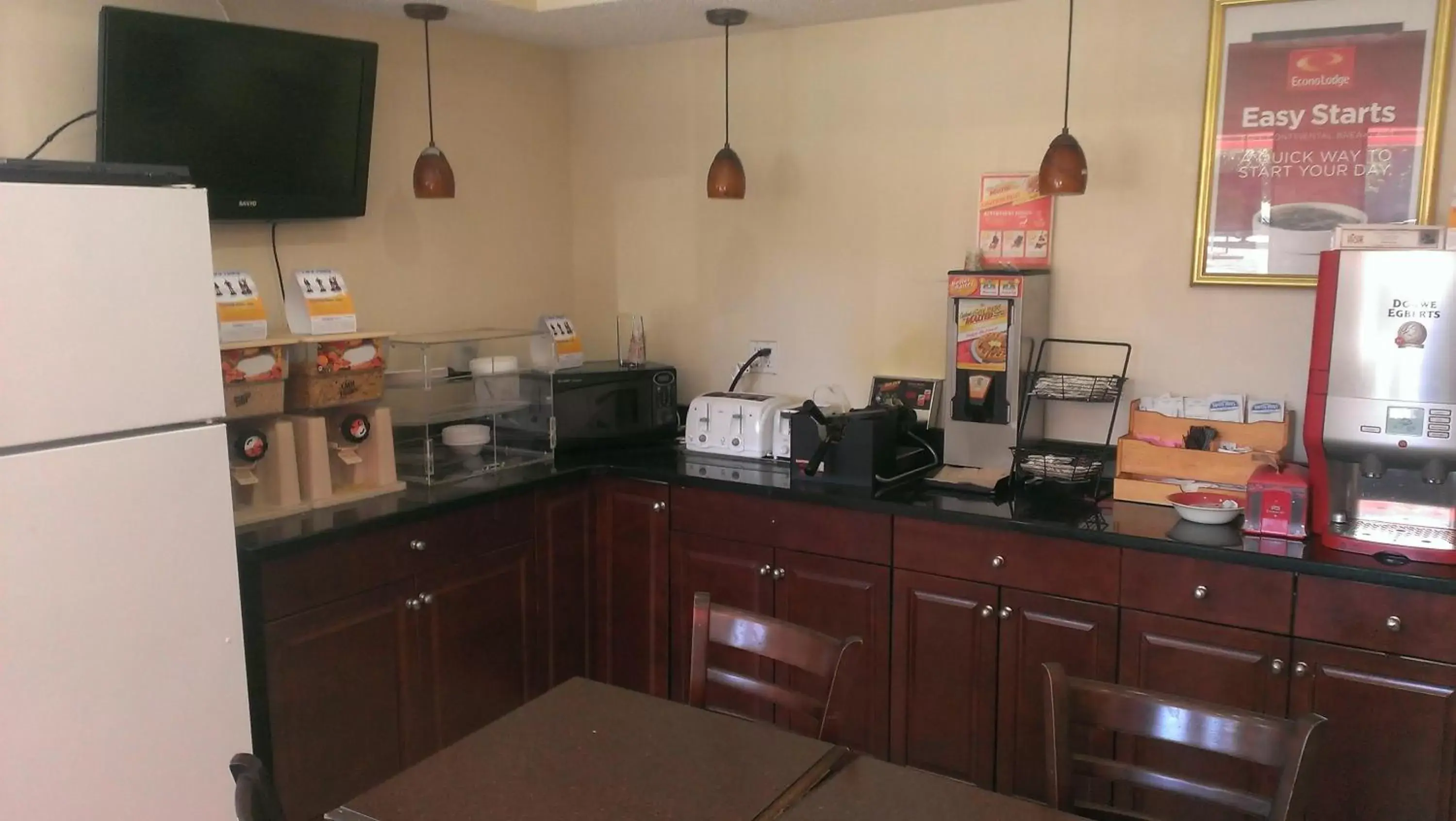 Coffee/tea facilities, Kitchen/Kitchenette in Red Carpet Inn Norwalk