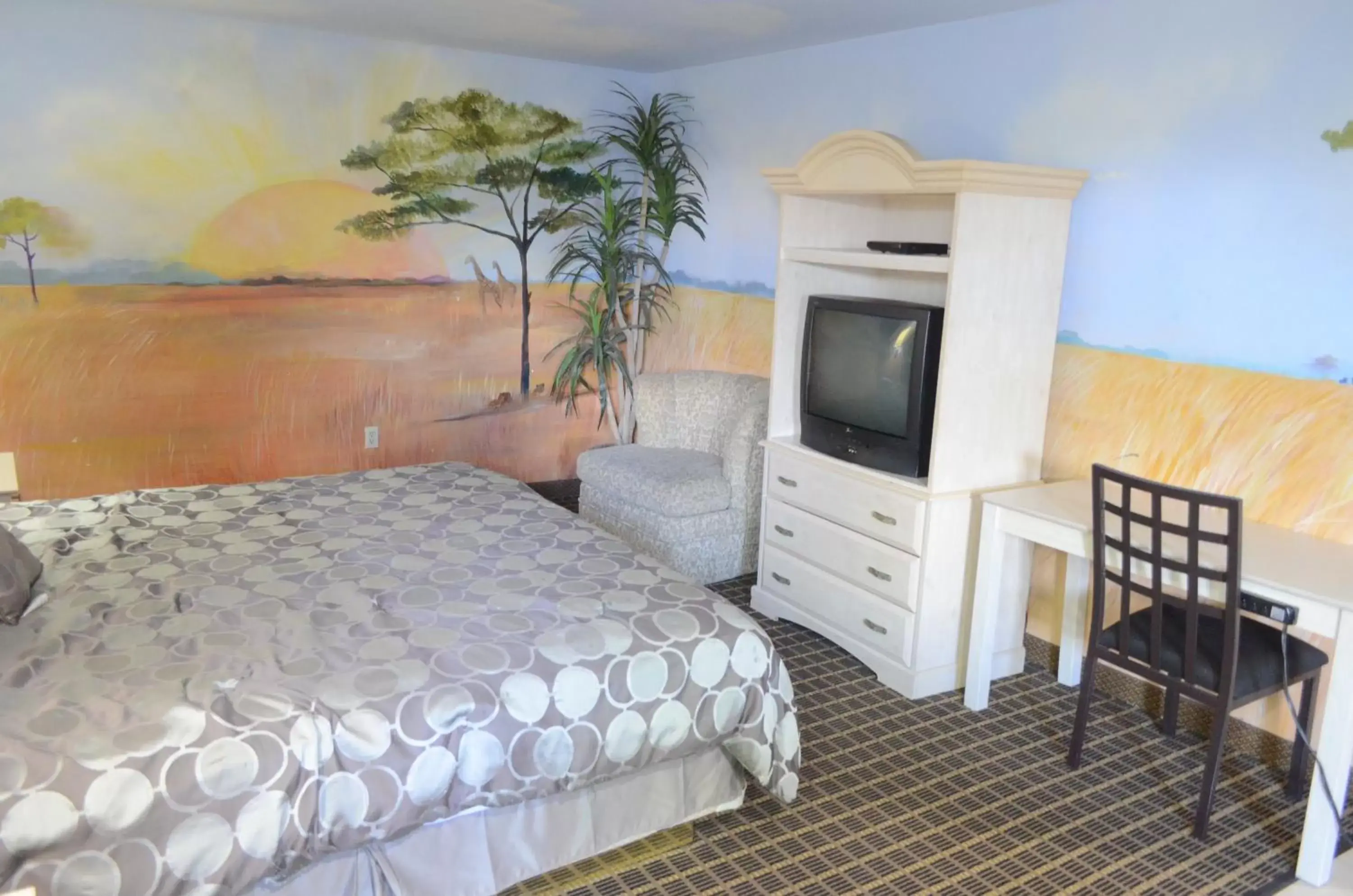 Bedroom, TV/Entertainment Center in Scottish Inn and Suites NRG Park/Texas Medical Center - Houston