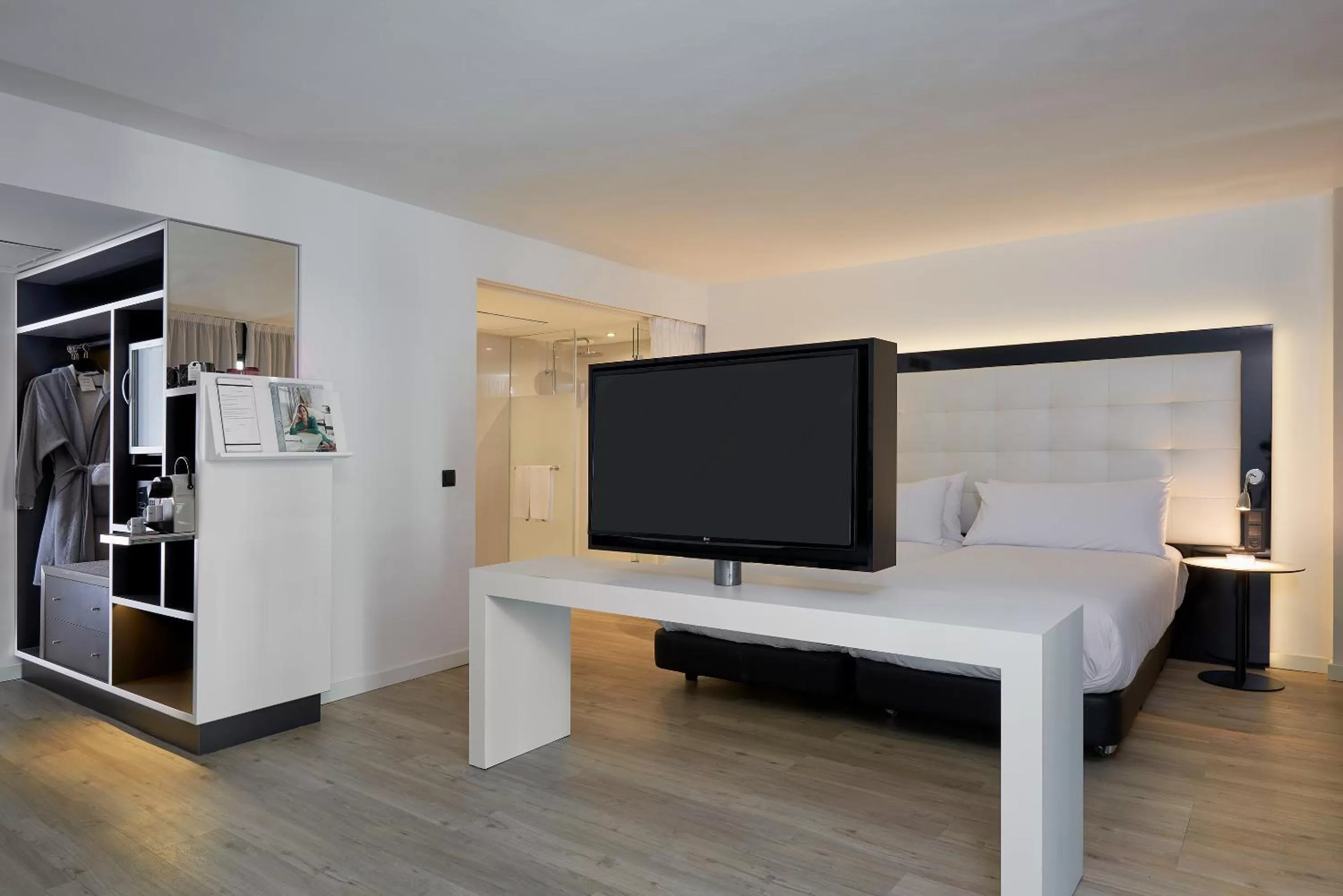 Shower, Bed in INNSiDE by Meliá Palma Bosque