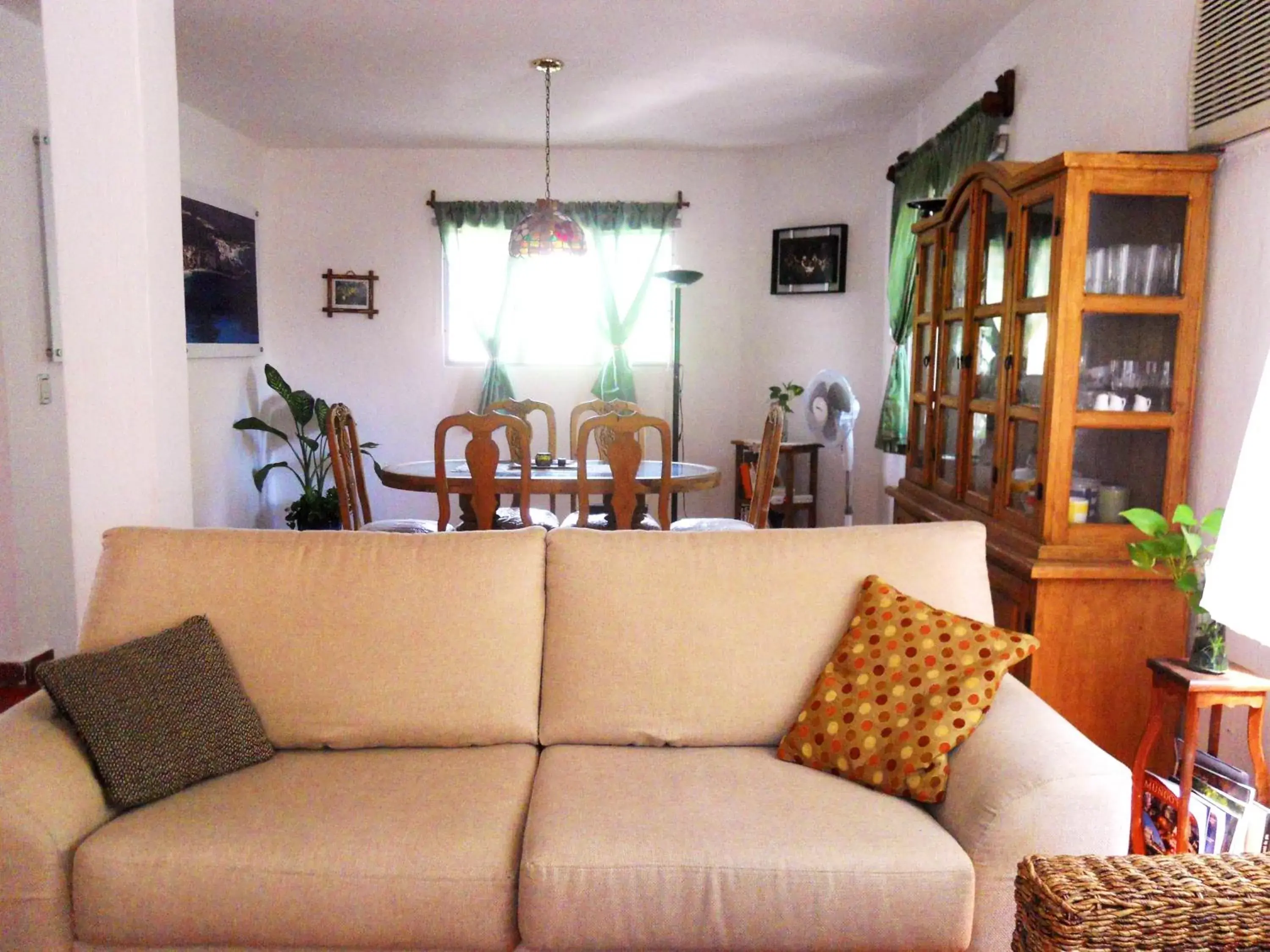 Communal lounge/ TV room, Seating Area in Los Caracoles Bed & Breakfast