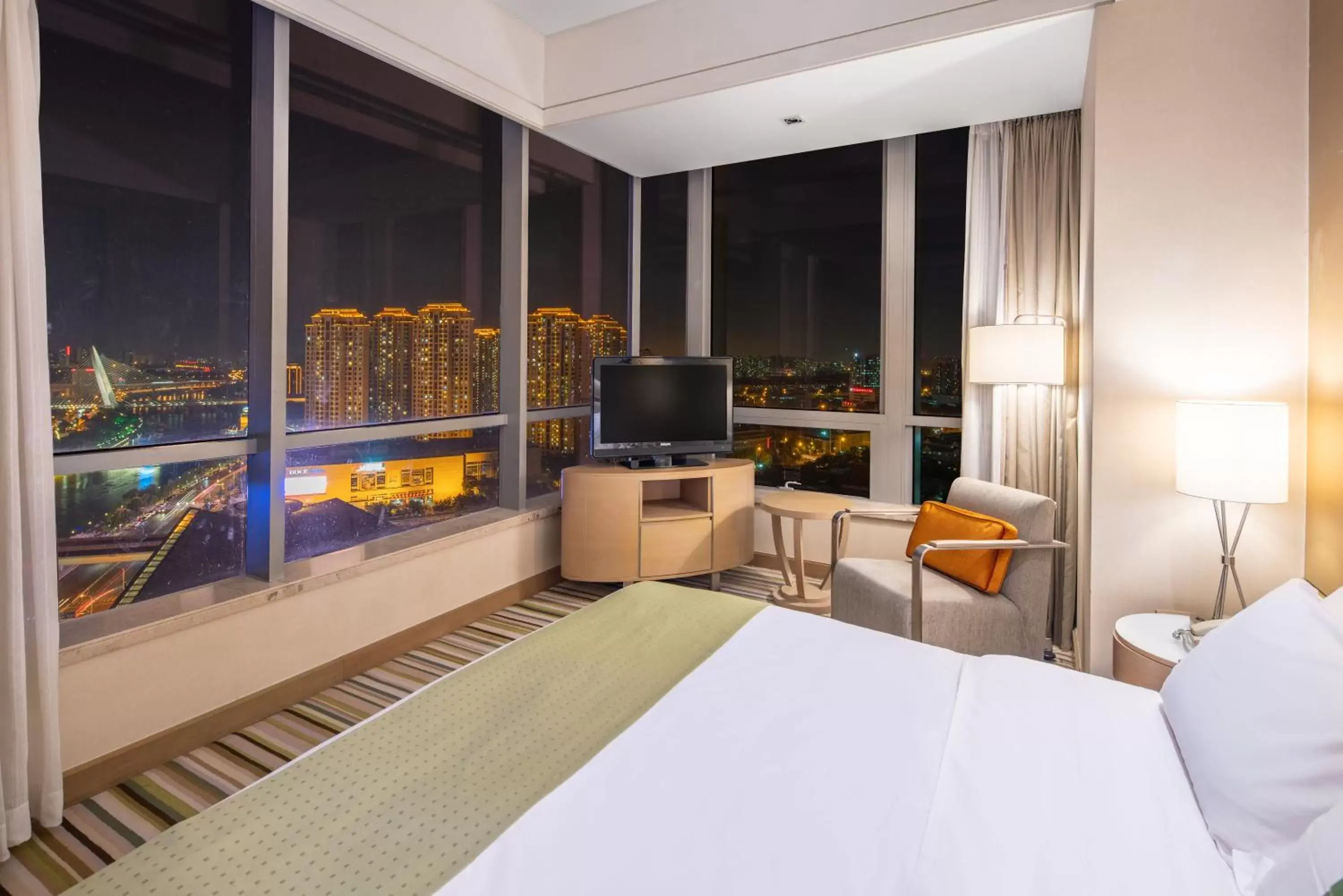 Bedroom, TV/Entertainment Center in Holiday Inn Tianjin Riverside, an IHG Hotel