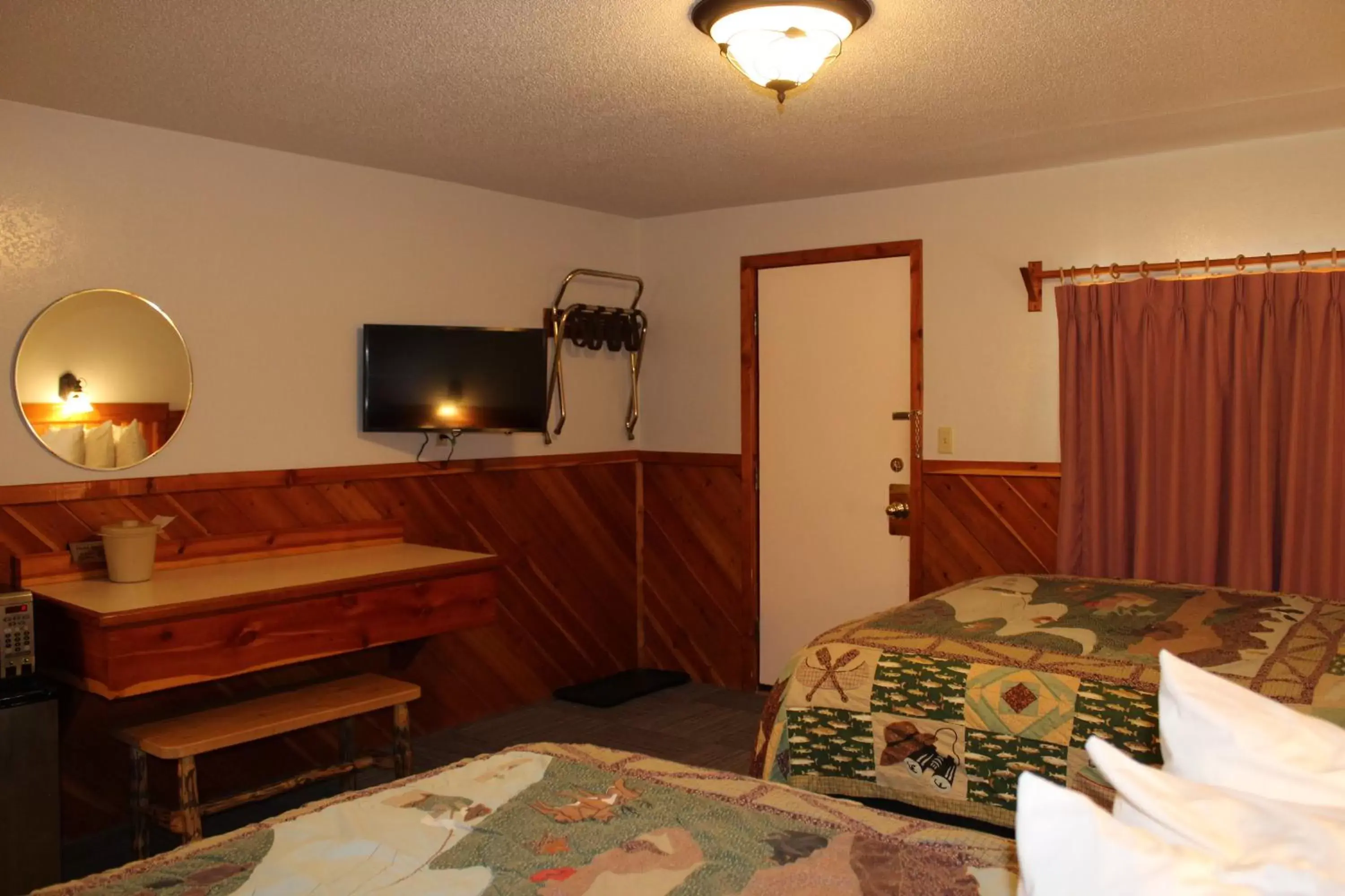 Bed, TV/Entertainment Center in Alpine Motel of Cooke City