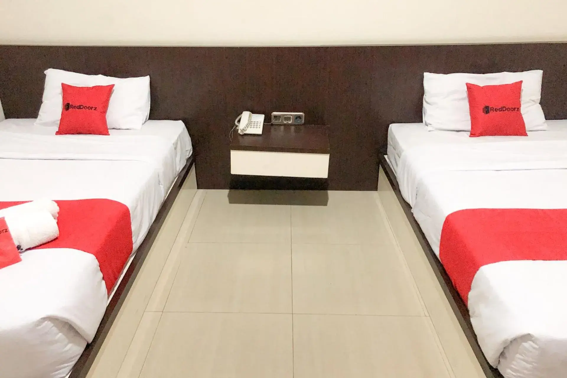 Bed in RedDoorz near Pantai Pede