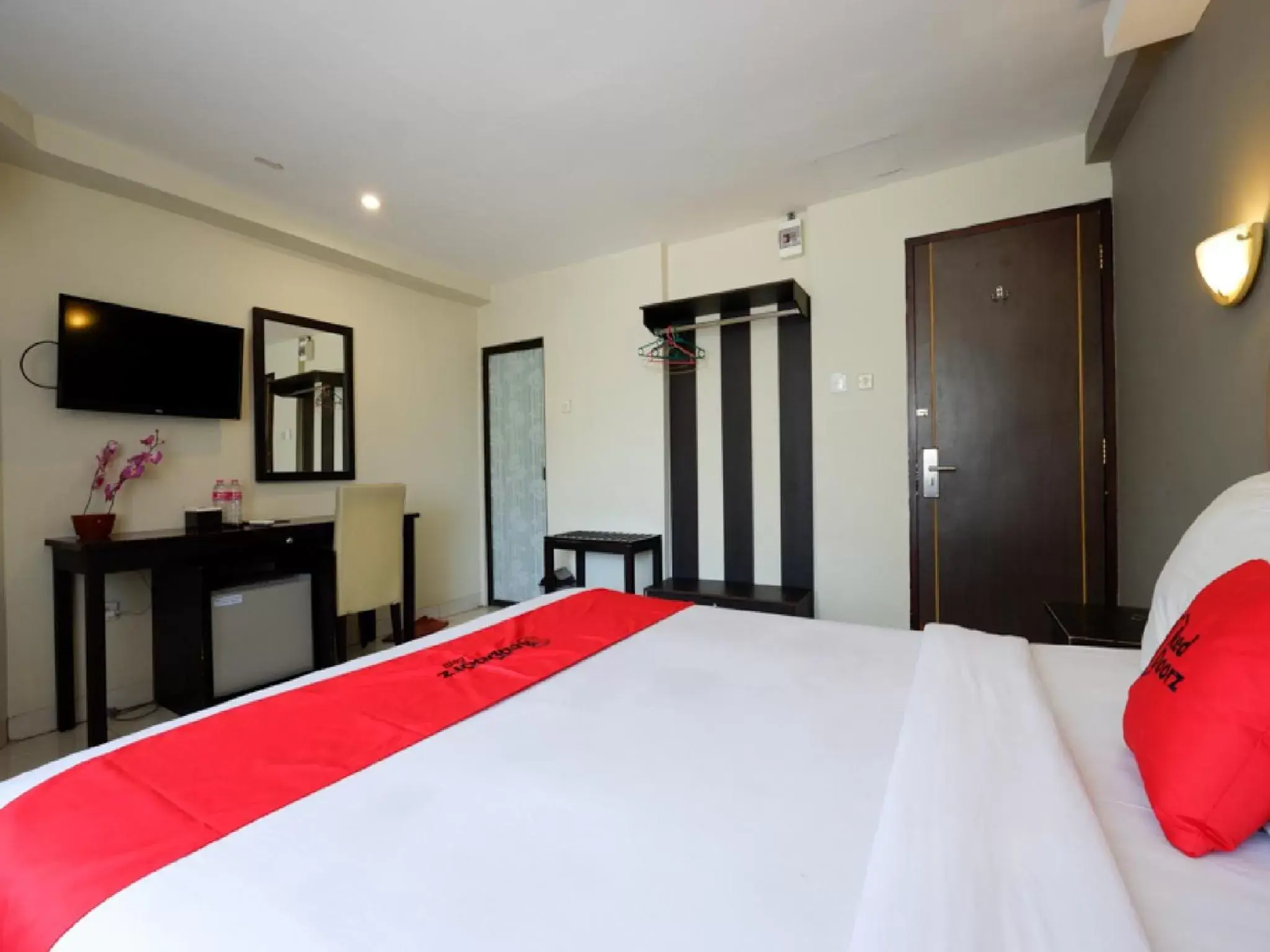 Bedroom, Bed in RedDoorz Plus @ Singosari Raya Bedroom, Bed in RedDoorz Plus @ Singosari Raya