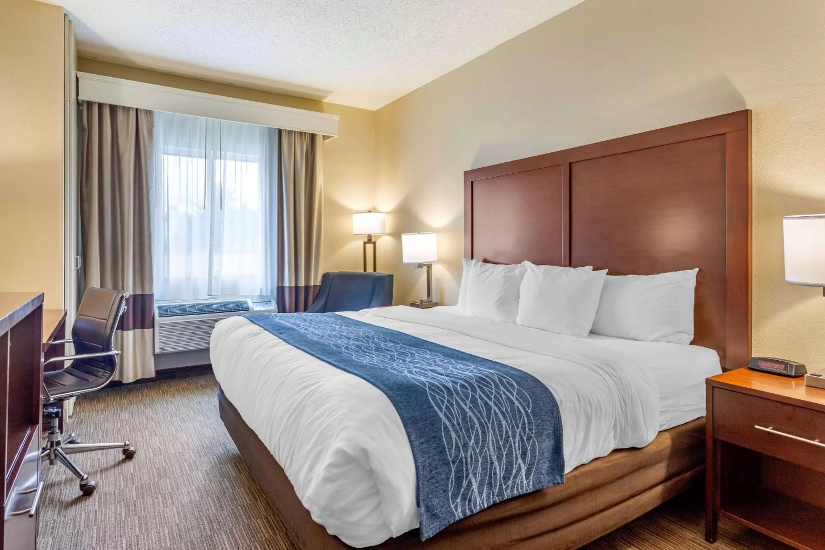 Photo of the whole room, Bed in Comfort Inn Rockford near Casino District