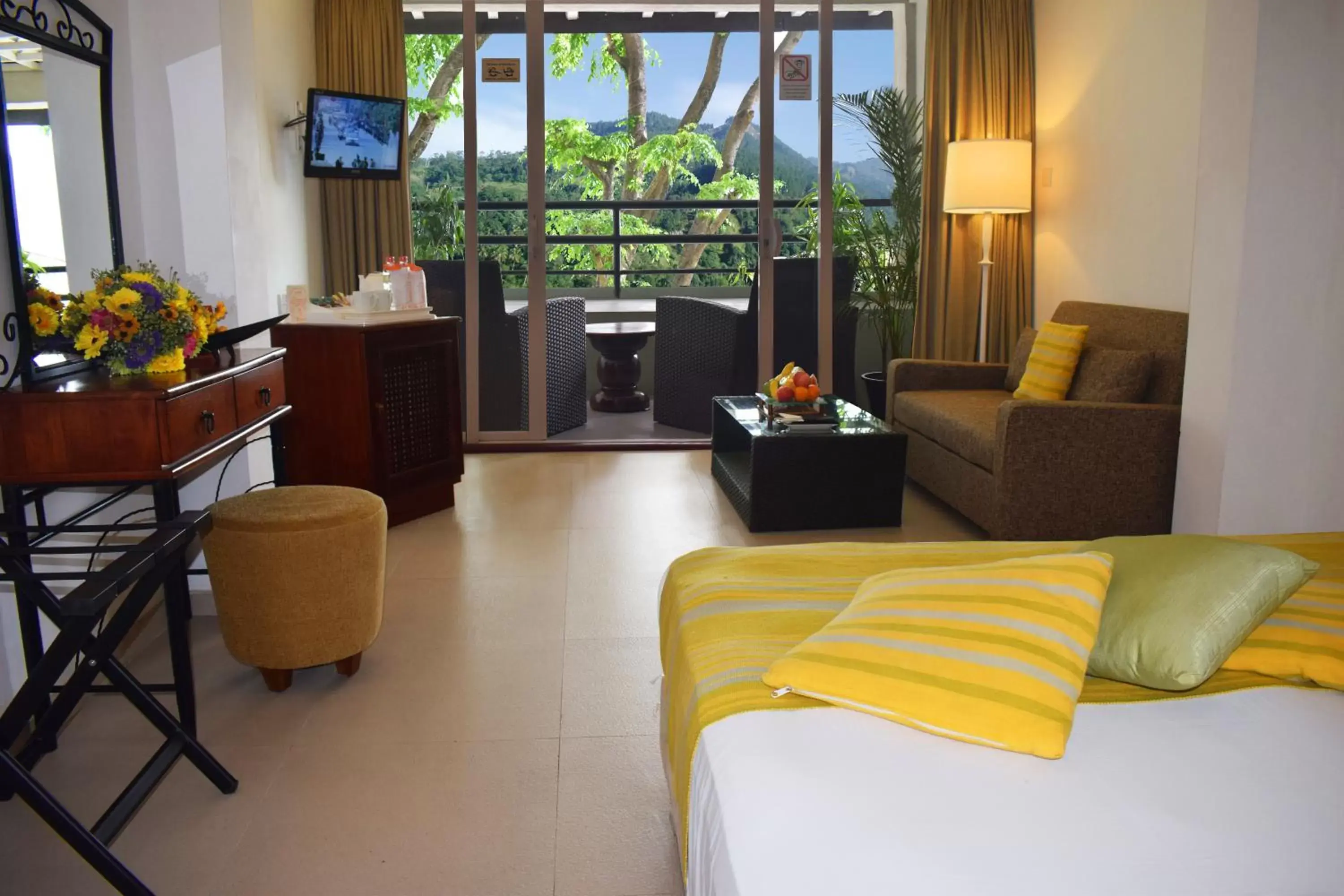 Bedroom, Seating Area in Thilanka Hotel