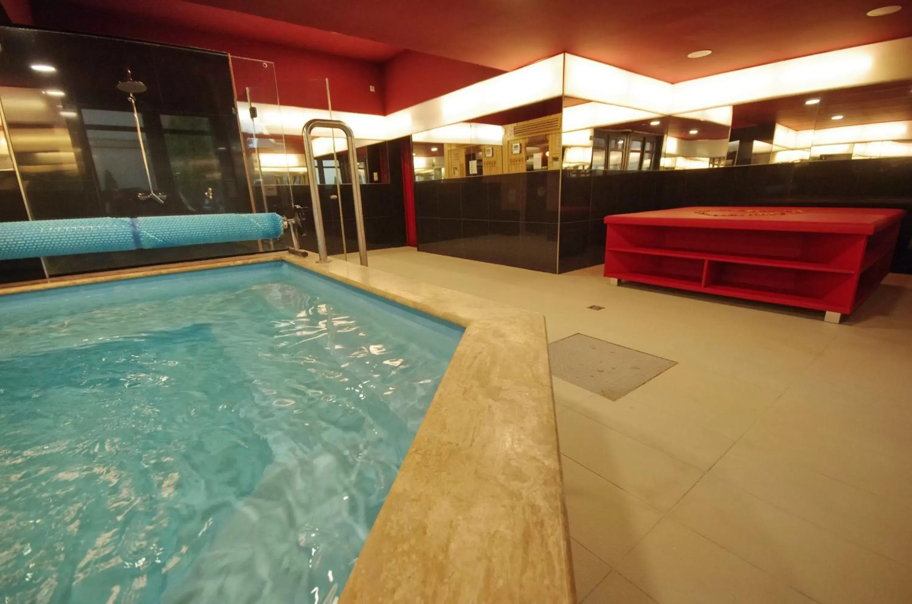 Hot Tub, Swimming Pool in Hotel Corvin