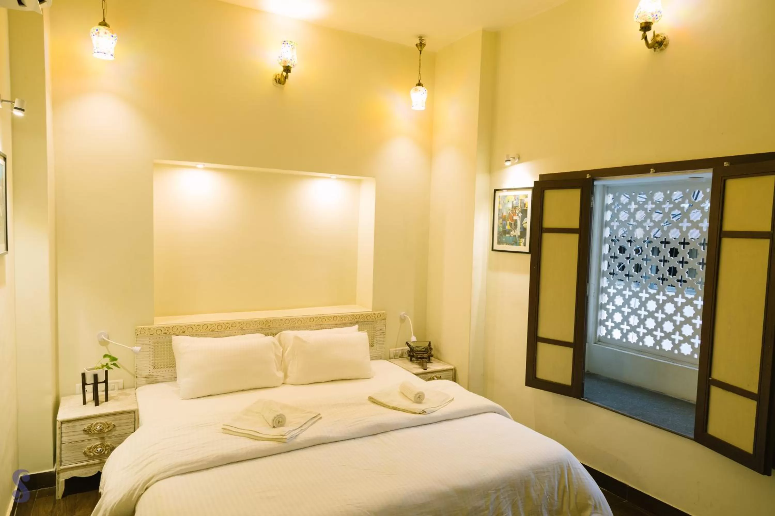 Bed in Safarnama Varanasi