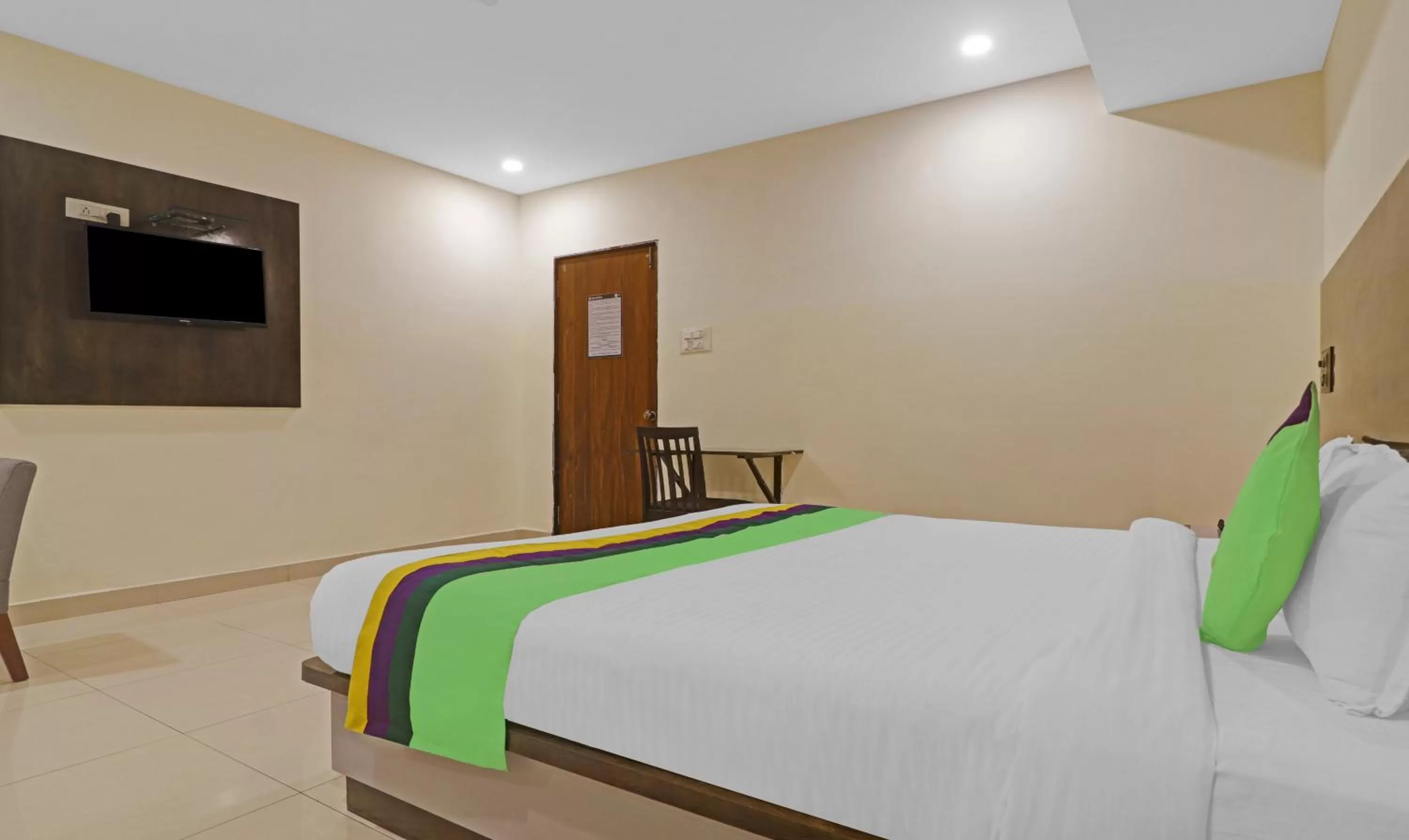 Bedroom, Bed in Treebo Tee