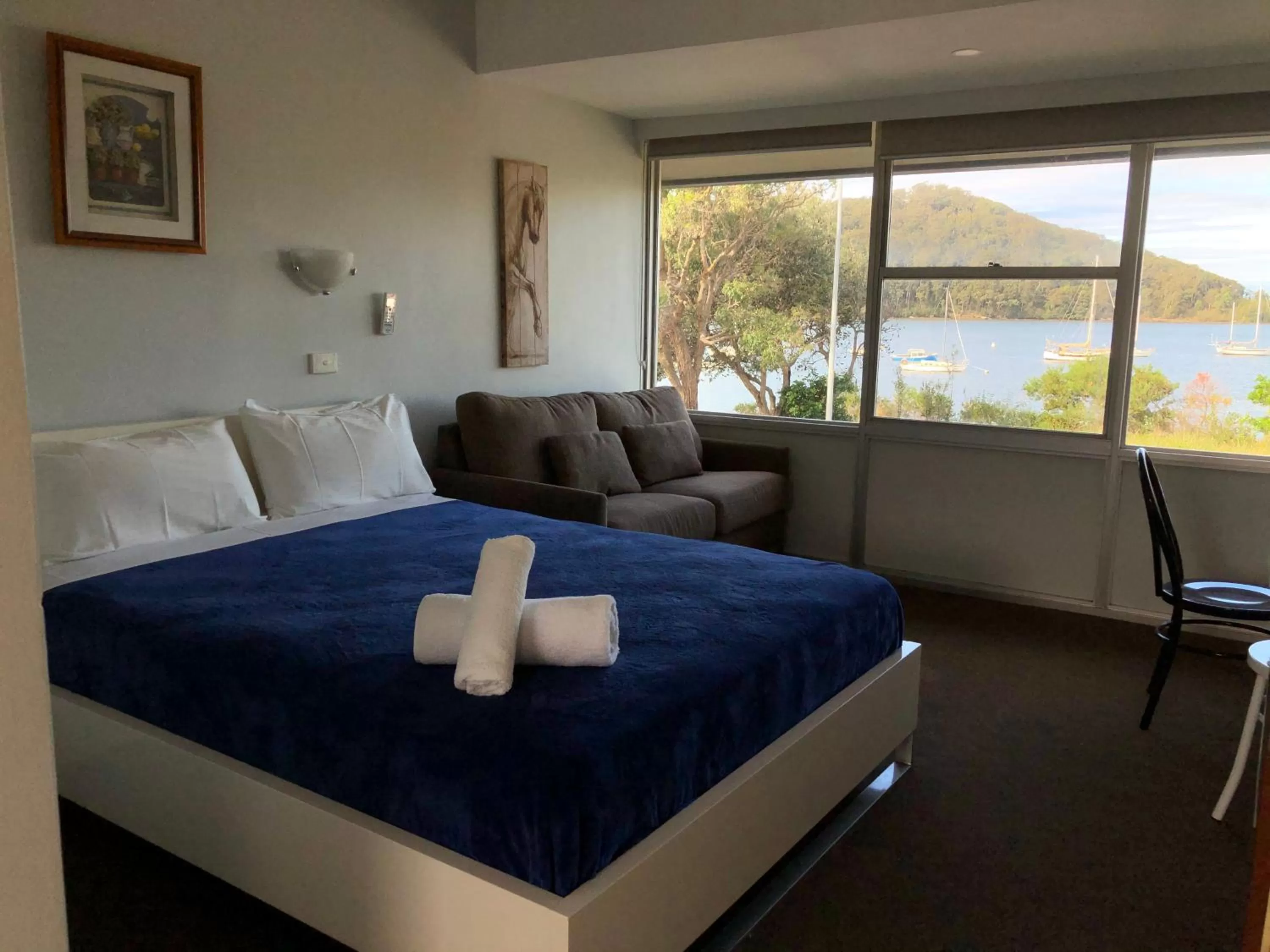 Bed in Ettalong Beach motel
