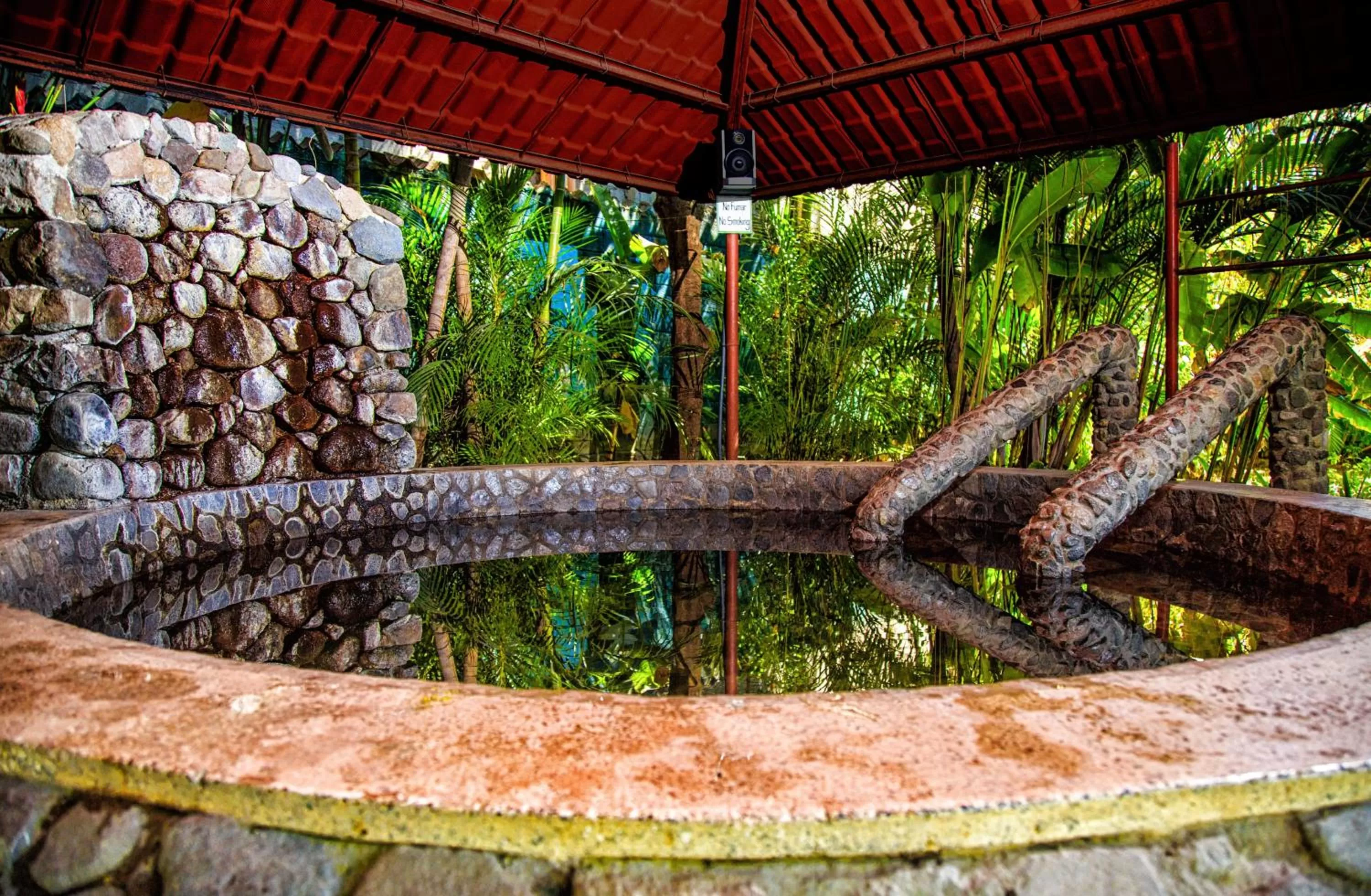 Hot Tub in Regis Hotel Spa