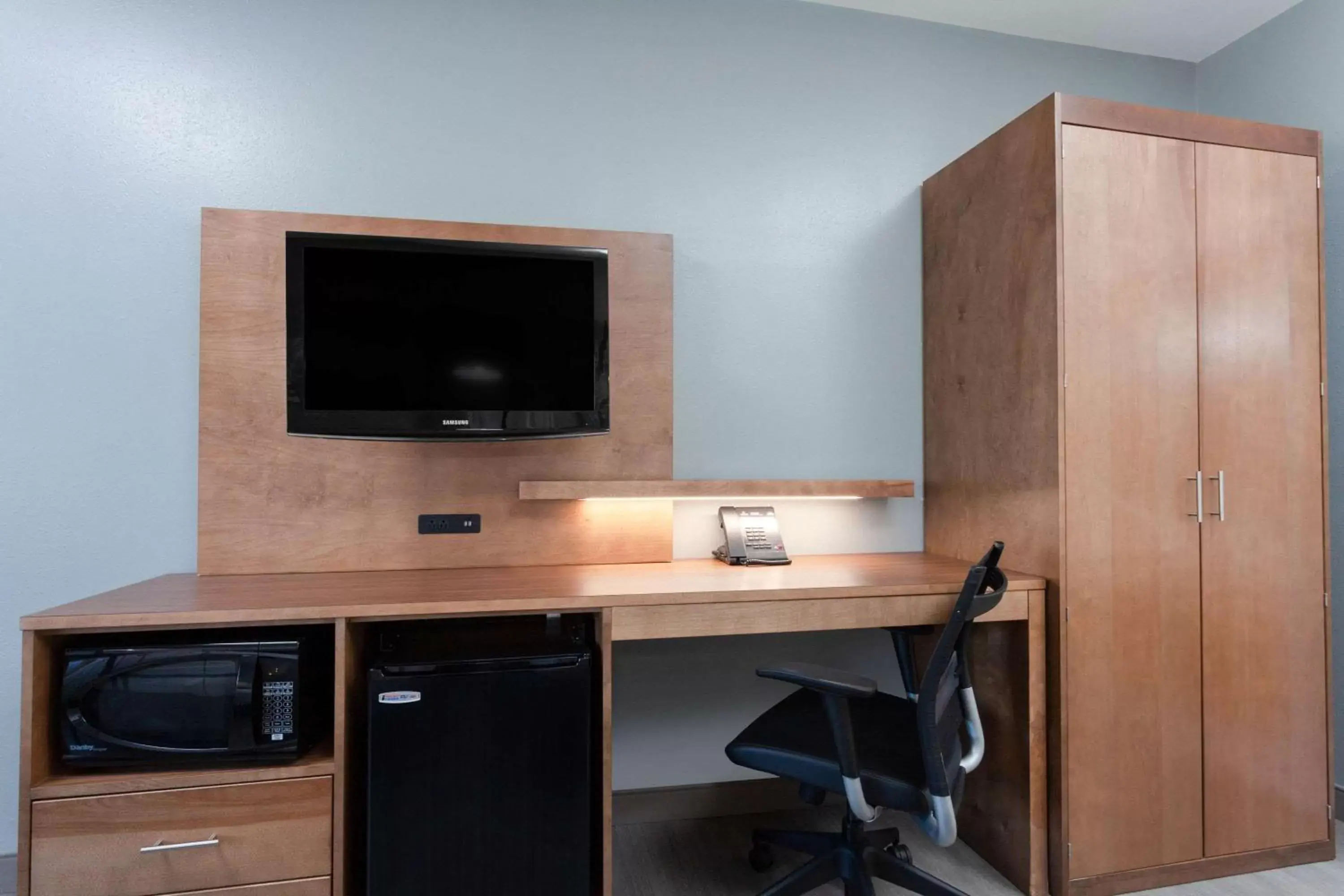 Photo of the whole room in La Quinta by Wyndham Ft. Myers - Sanibel Gateway Photo of the whole room in La Quinta by Wyndham Ft. Myers - Sanibel Gateway