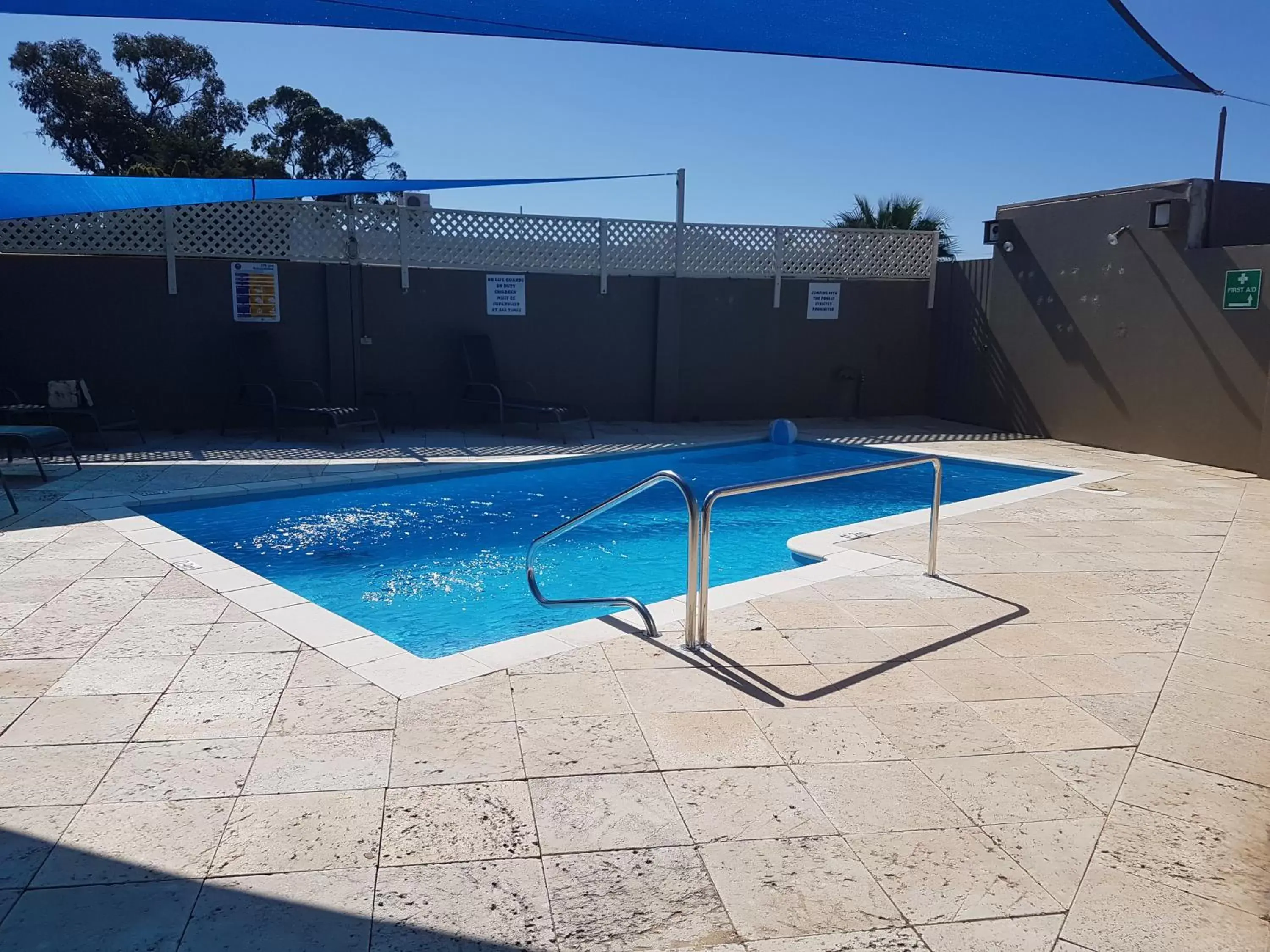 Swimming pool, Property Building in Mandurah Foreshore Motel