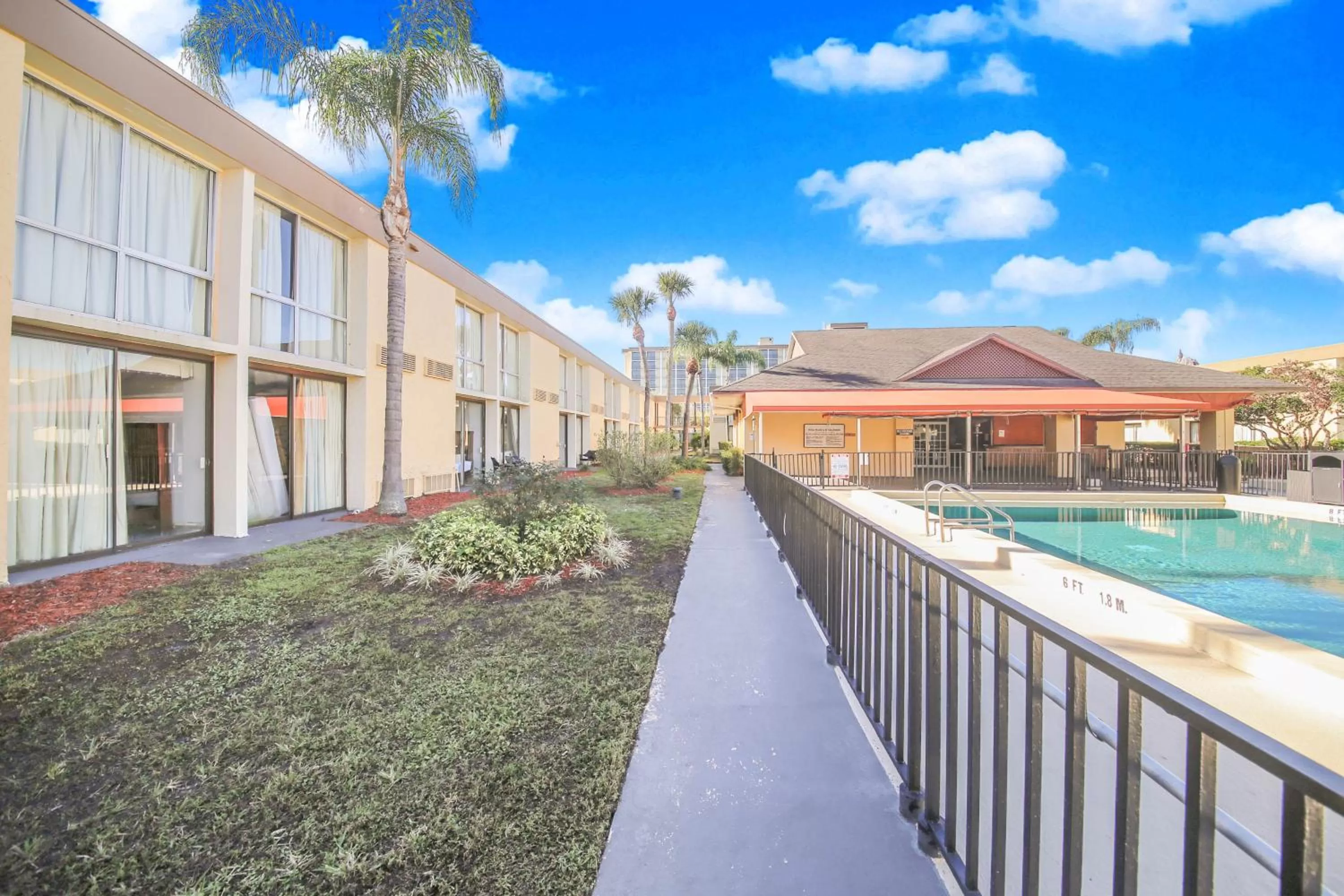 Garden in Floridian Express International Drive