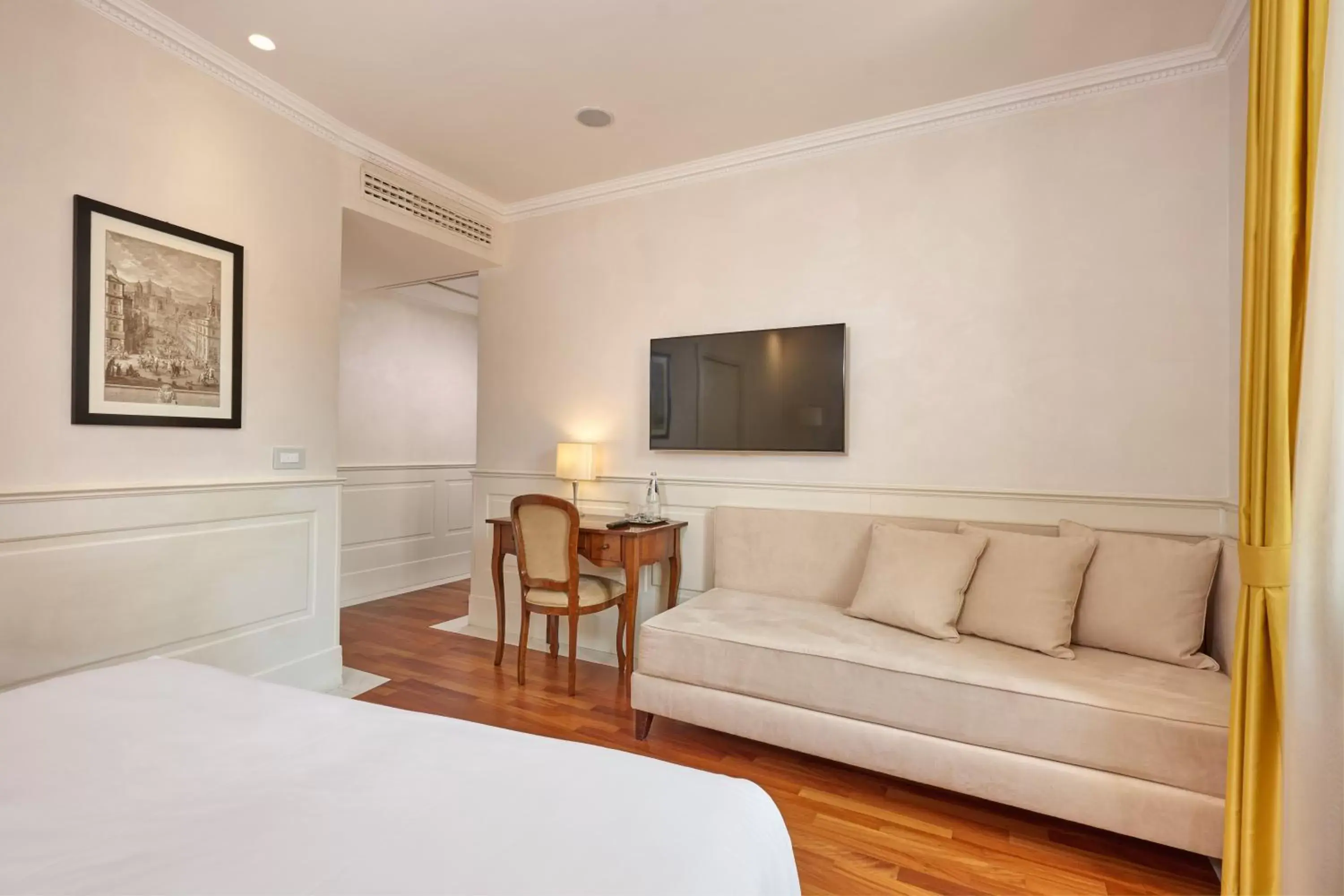 Bed, Seating Area in Hotel Degli Artisti