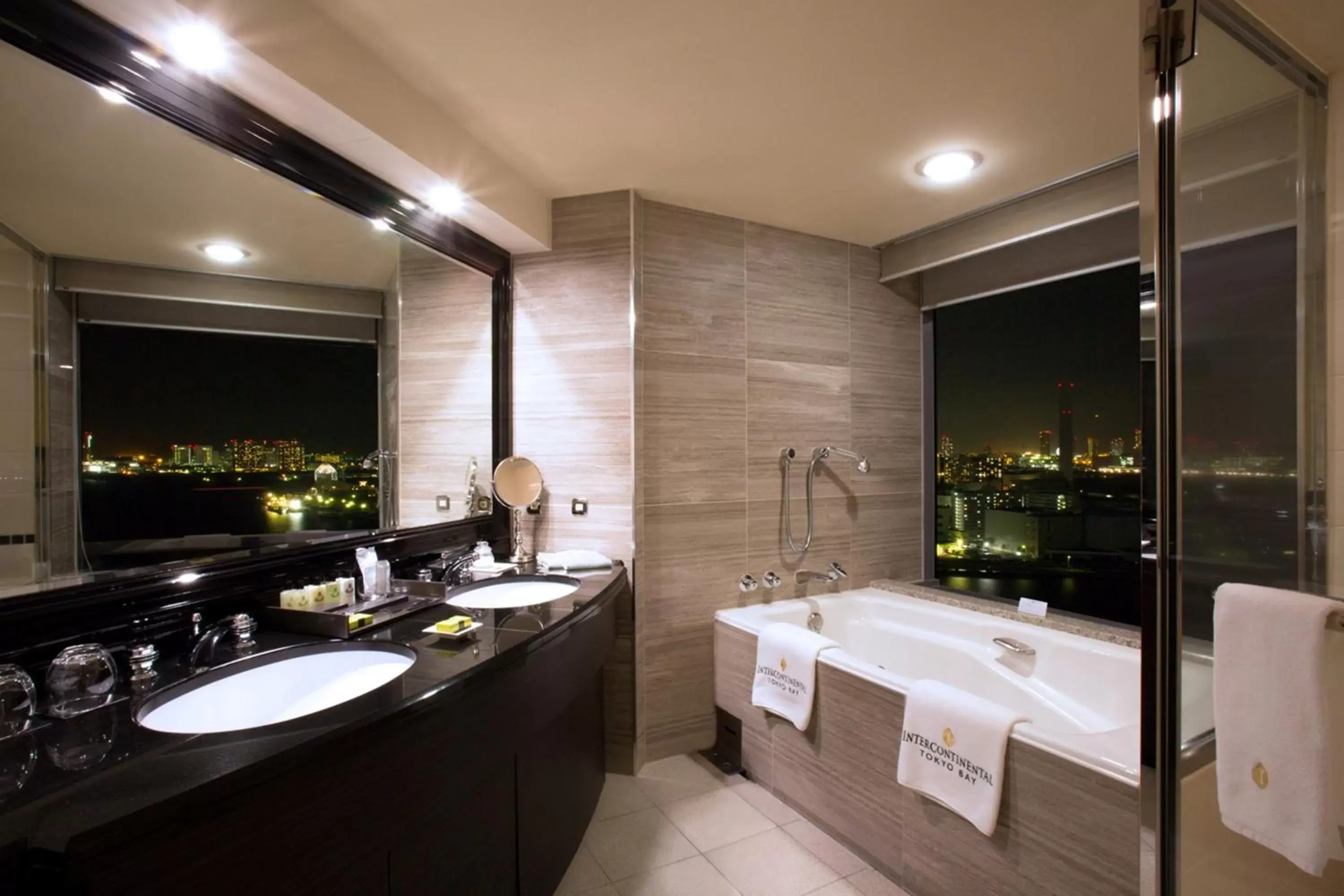 Photo of the whole room, Bathroom in InterContinental Tokyo Bay