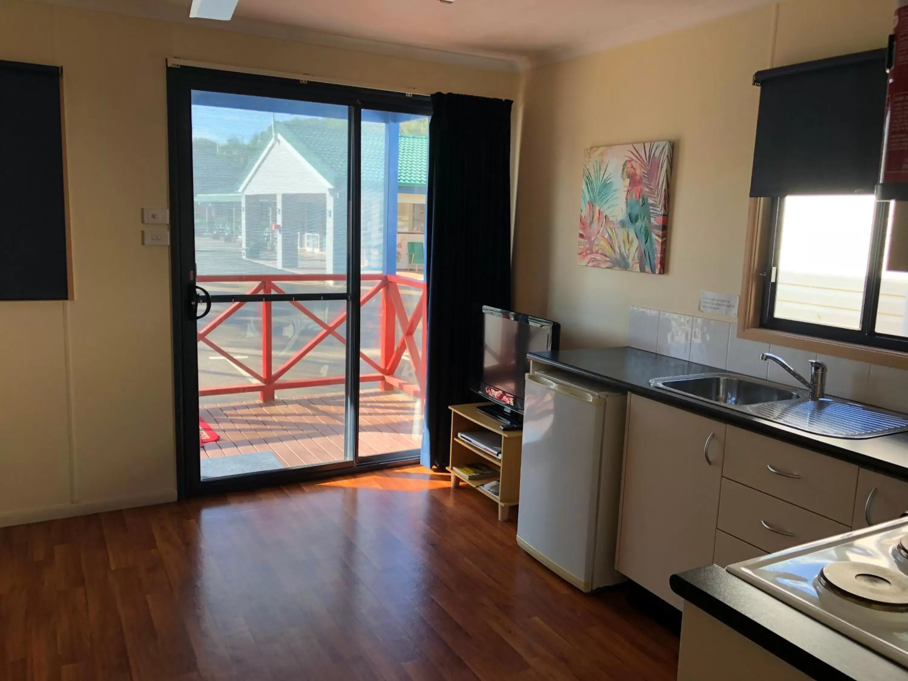 Kitchen or kitchenette, Kitchen/Kitchenette in Breeze Inn 13 Princes Highway, Ulladulla