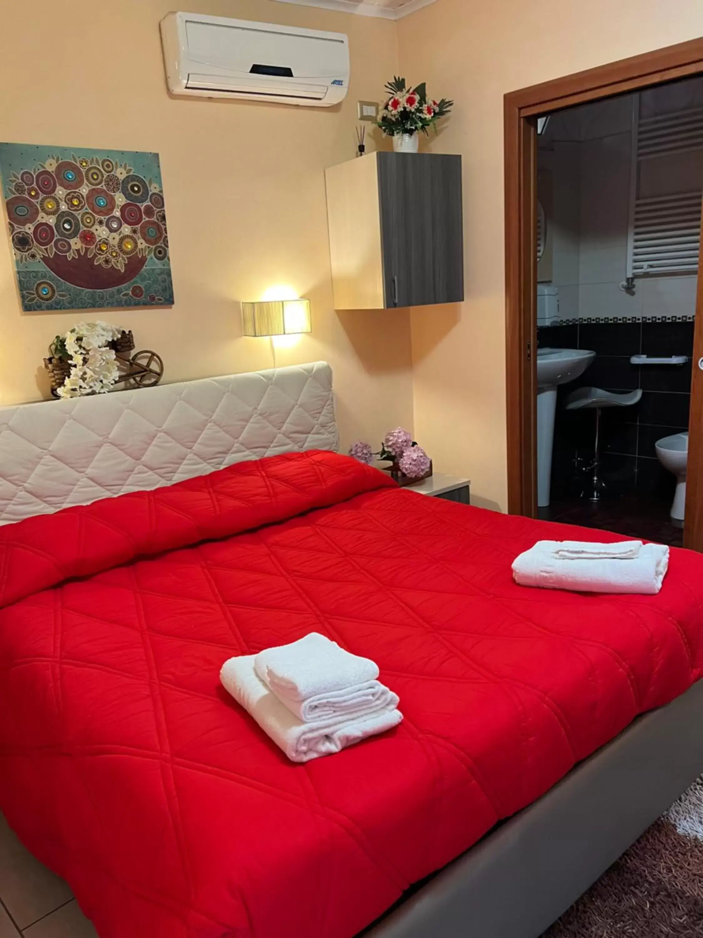 Photo of the whole room, Bed in Golden Dreams Reggio Calabria