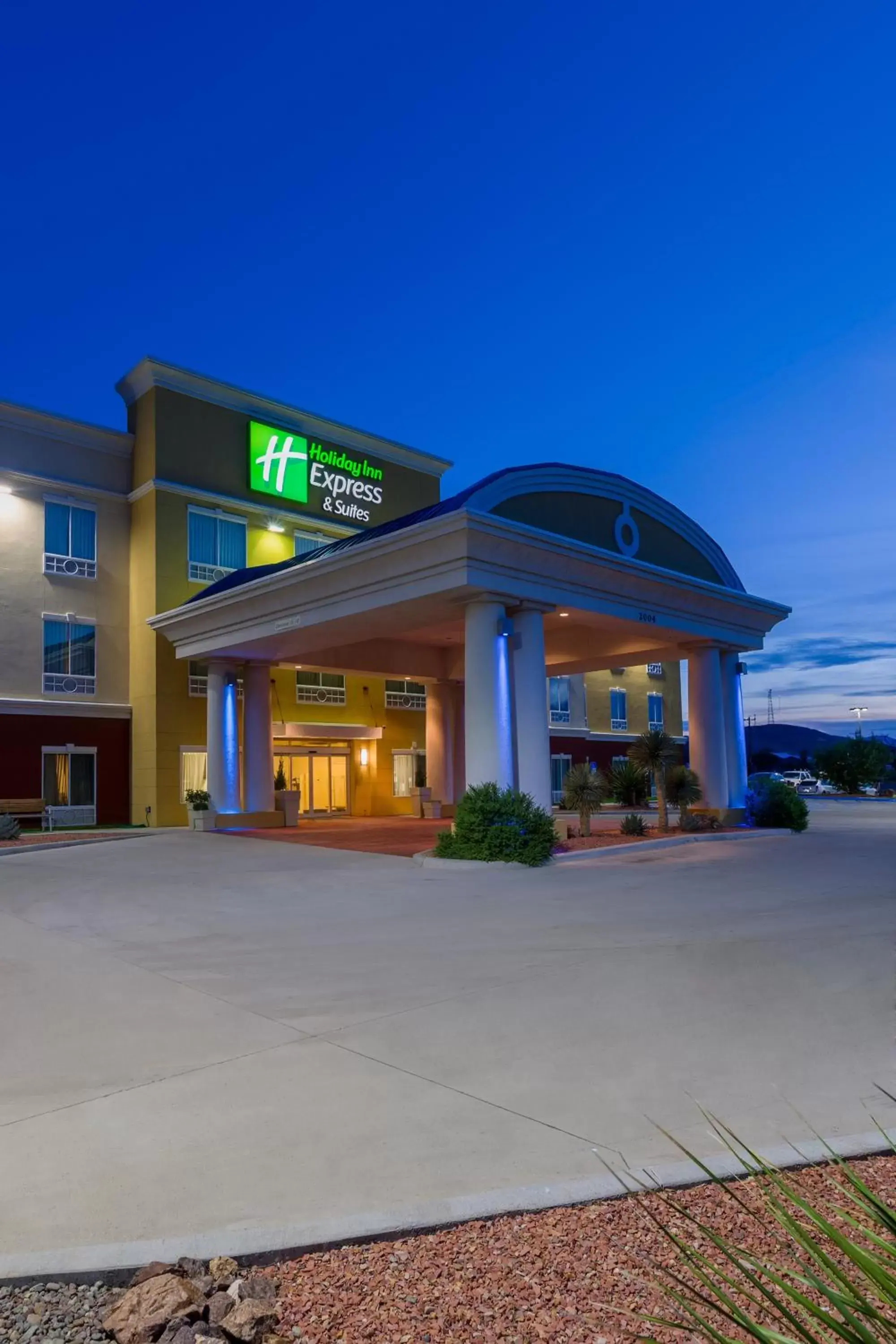 Property Building in Holiday Inn Express and Suites Alpine, an IHG Hotel