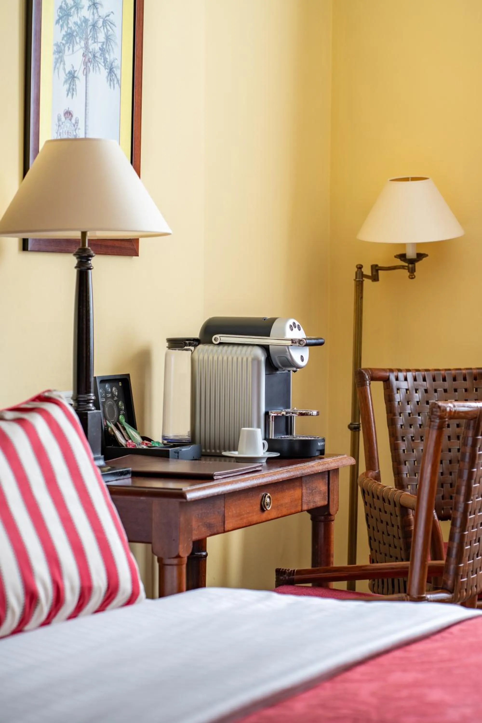 Seating area, Bed in Kipling Manotel