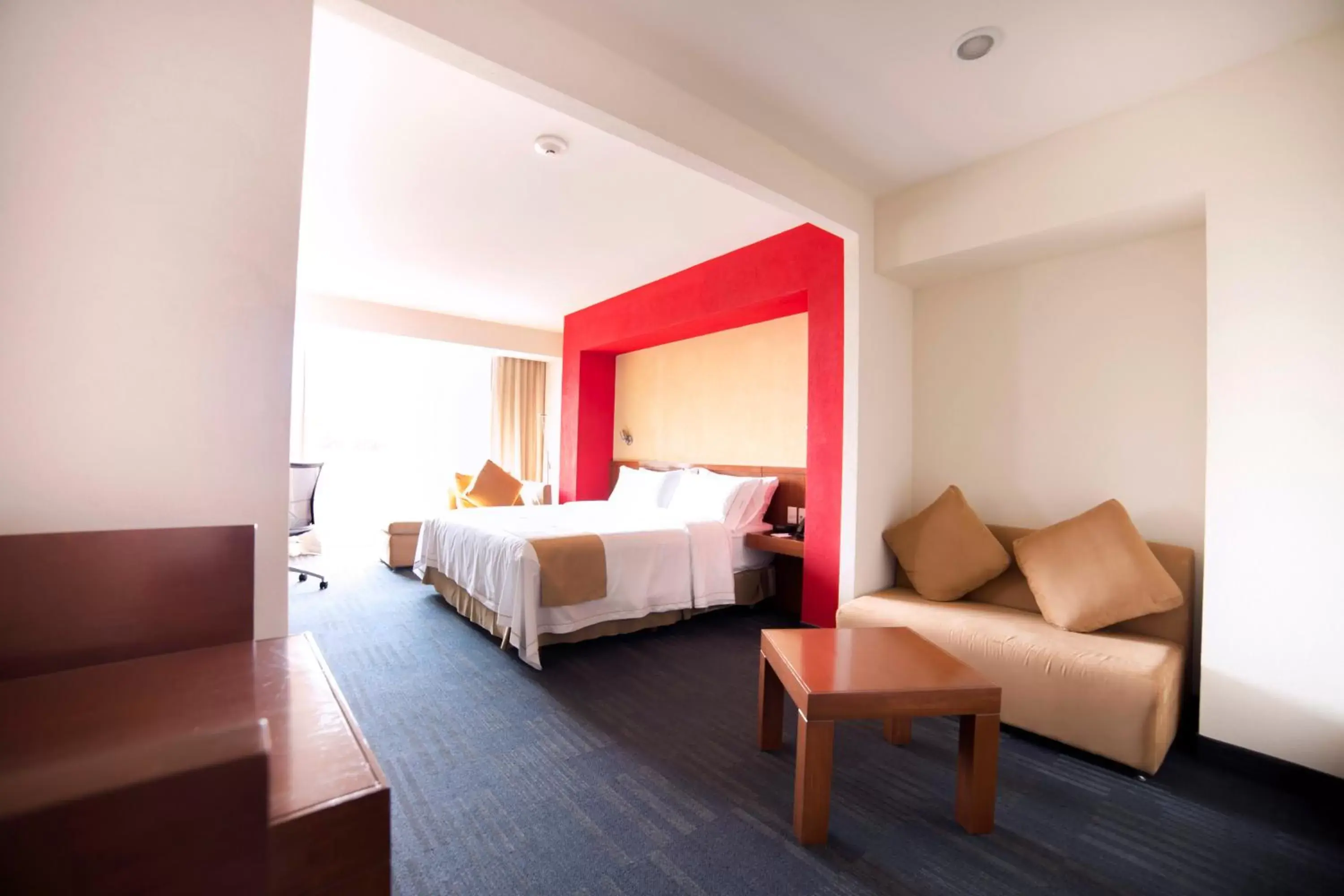 Photo of the whole room, Bed in Holiday Inn Express Guadalajara Expo, an IHG Hotel