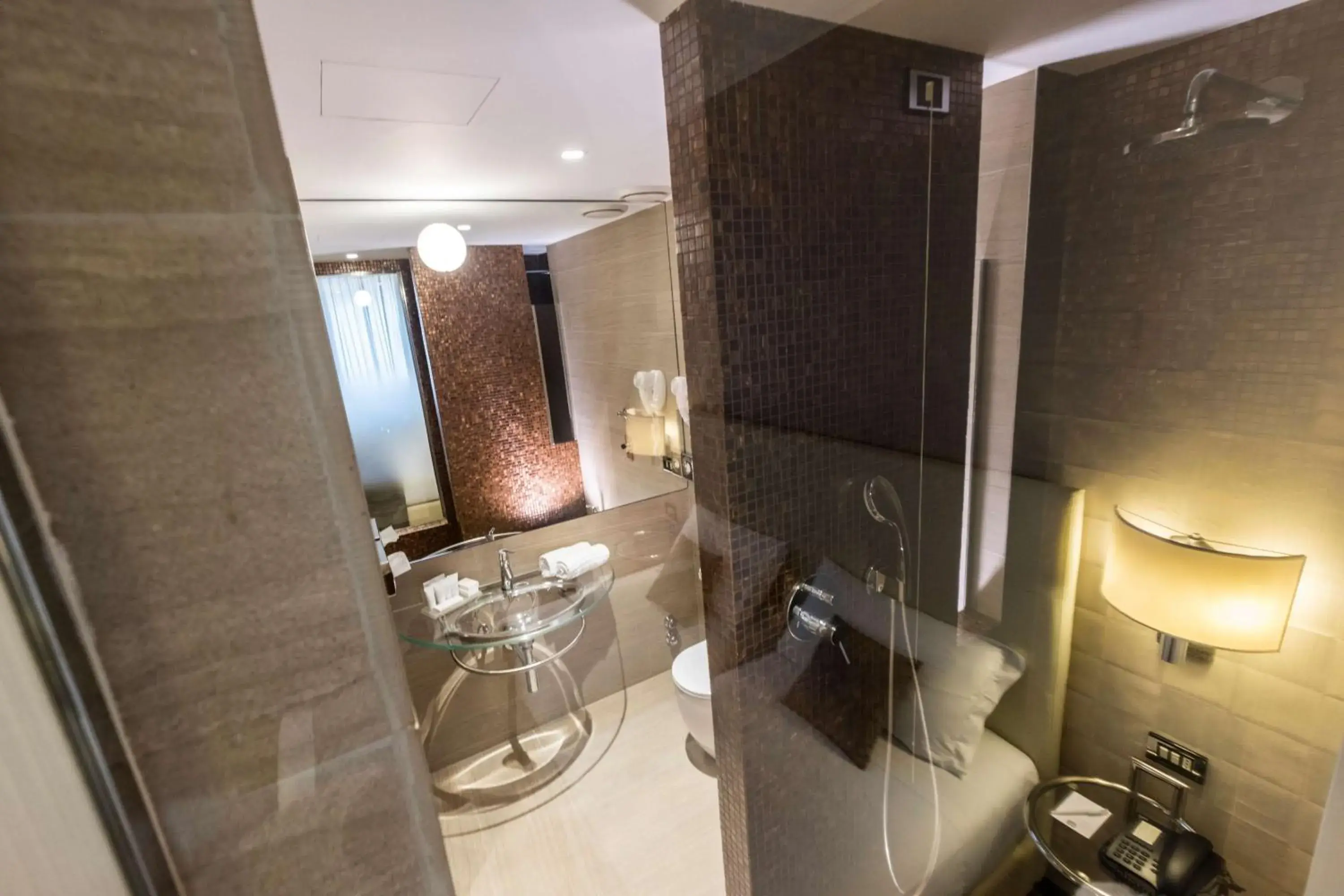 Bathroom, Restaurant/Places to Eat in Best Western Hotel City