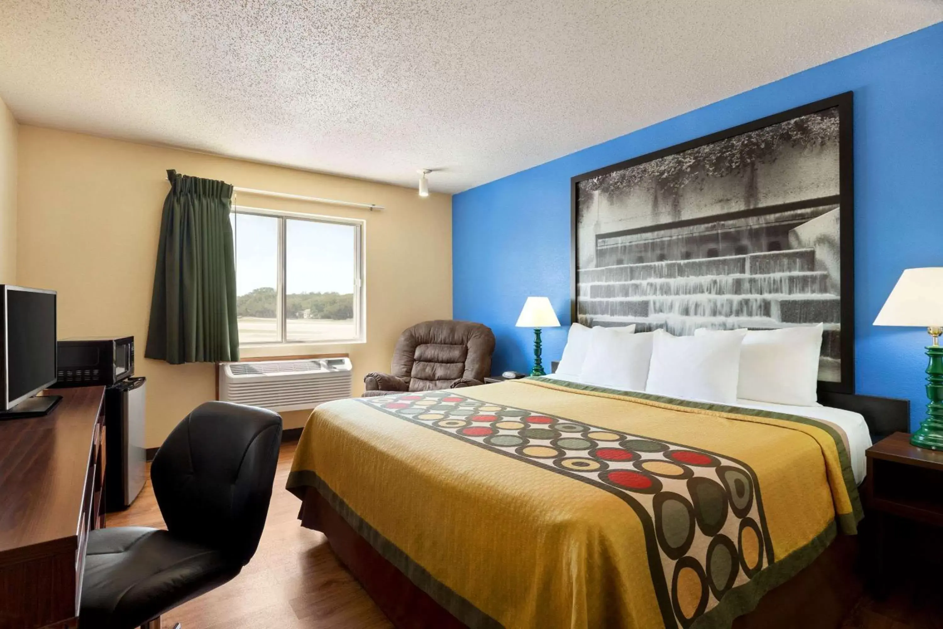 Photo of the whole room, Bed in Super 8 by Wyndham Waco University Area