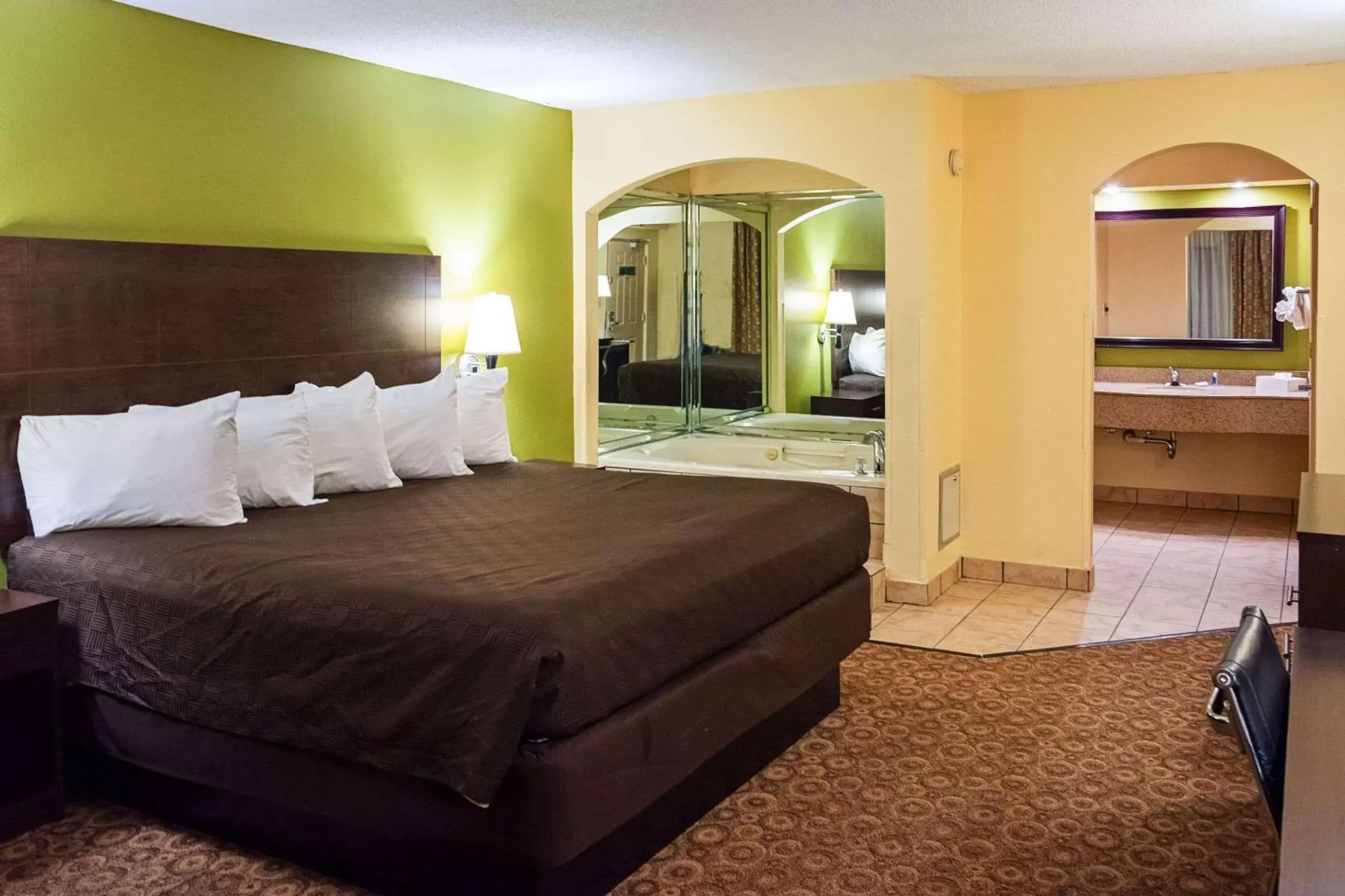 Photo of the whole room, Bed in Rodeway Inn & Suites