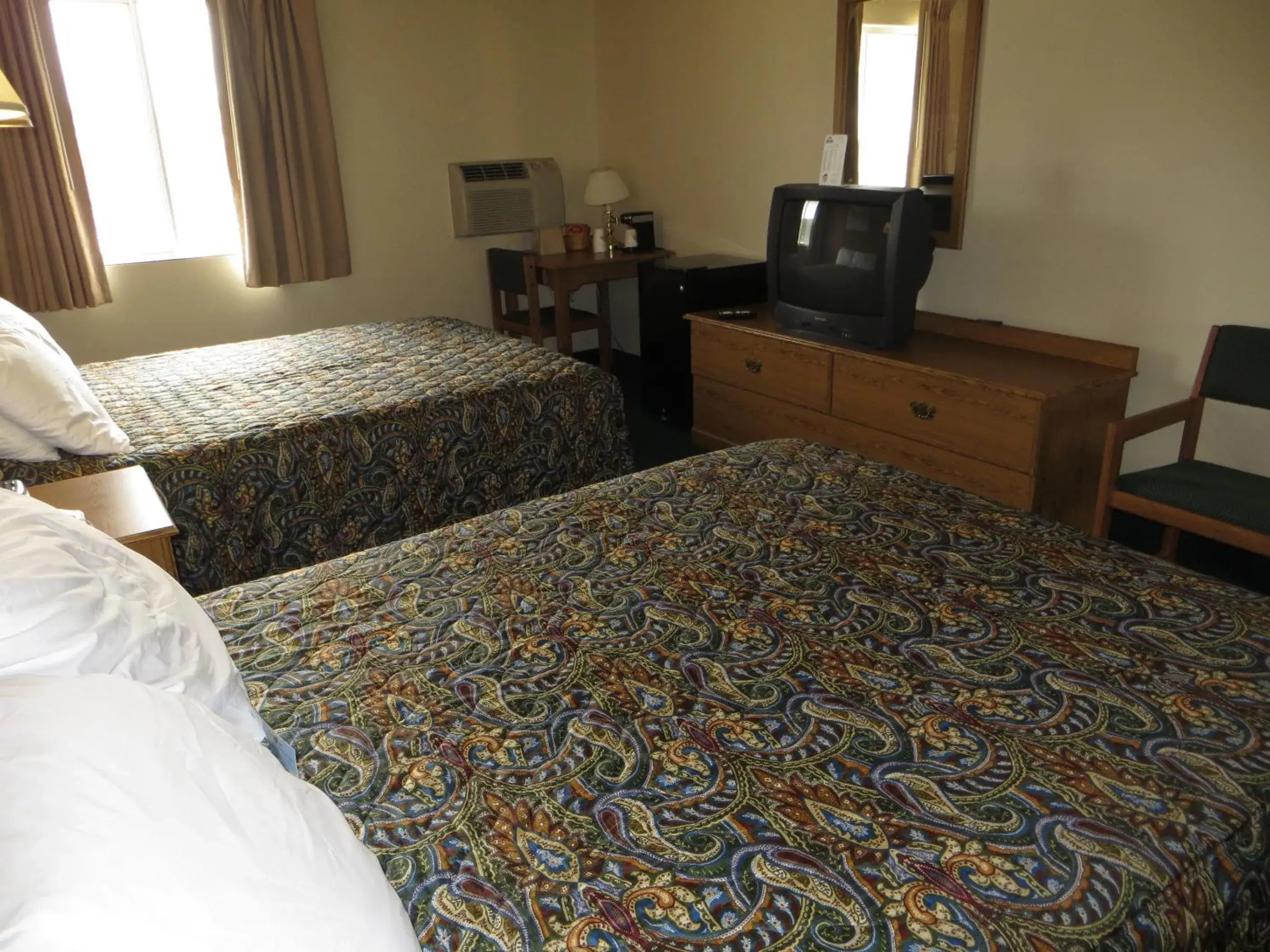 Bed in Days Inn by Wyndham Custer