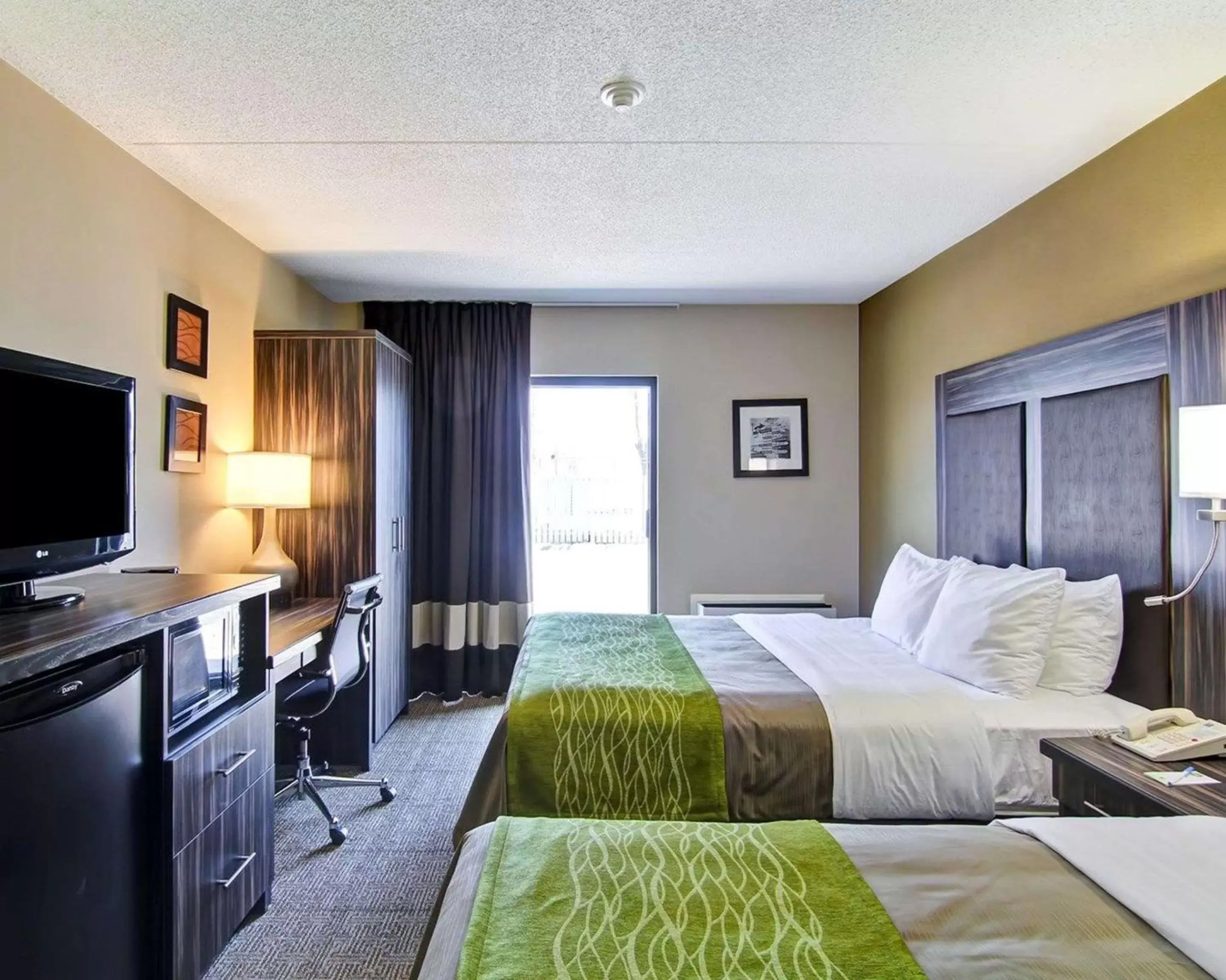 Photo of the whole room in Comfort Inn St. Catharines Niagara