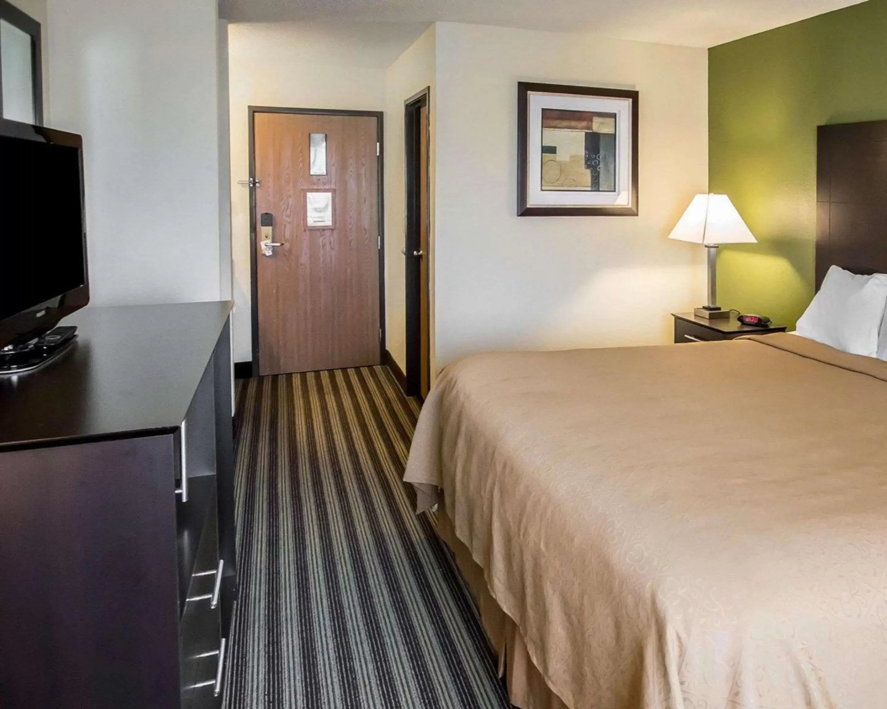 Photo of the whole room, Bed in Quality Inn Chesterton near Indiana Dunes National Park I-94