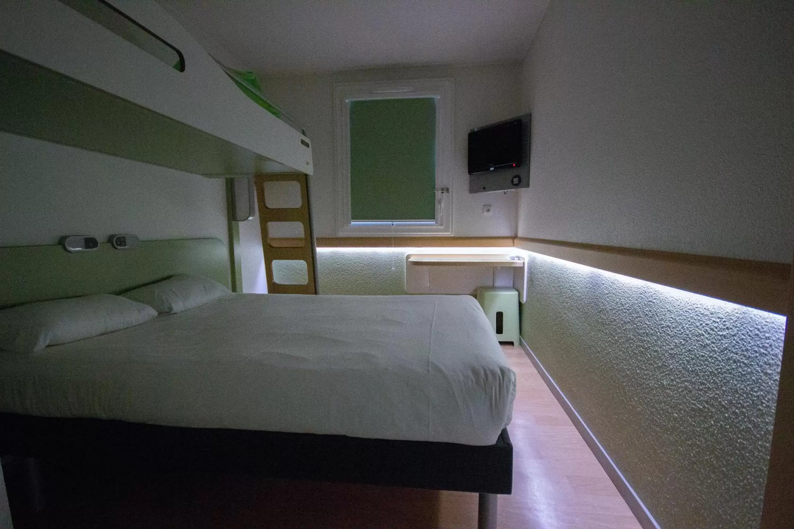 Bedroom, Bunk Bed in ibis budget Bordeaux Sud