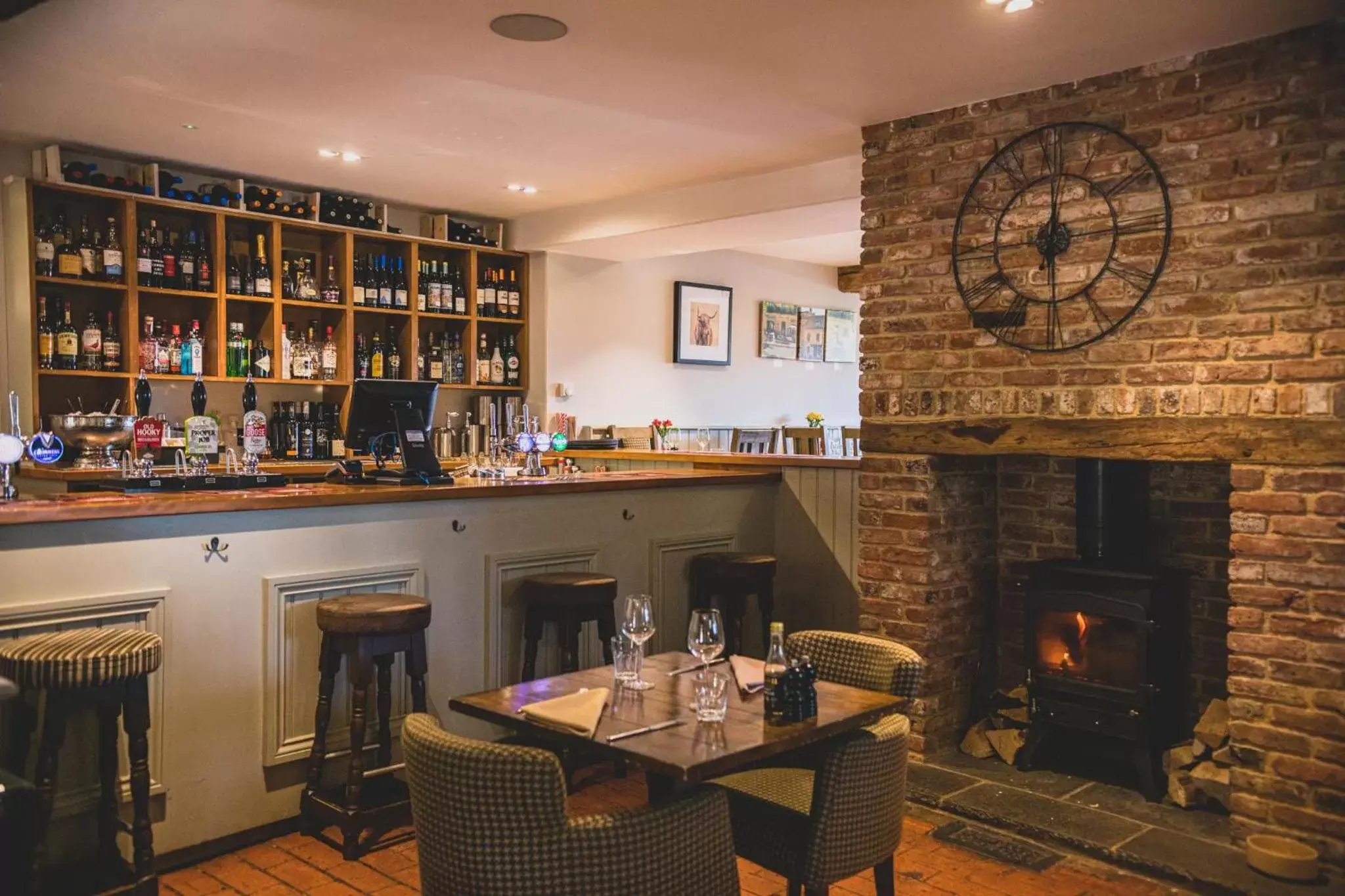 Lounge or bar, Restaurant/Places to Eat in The Red Lion at Hellidon