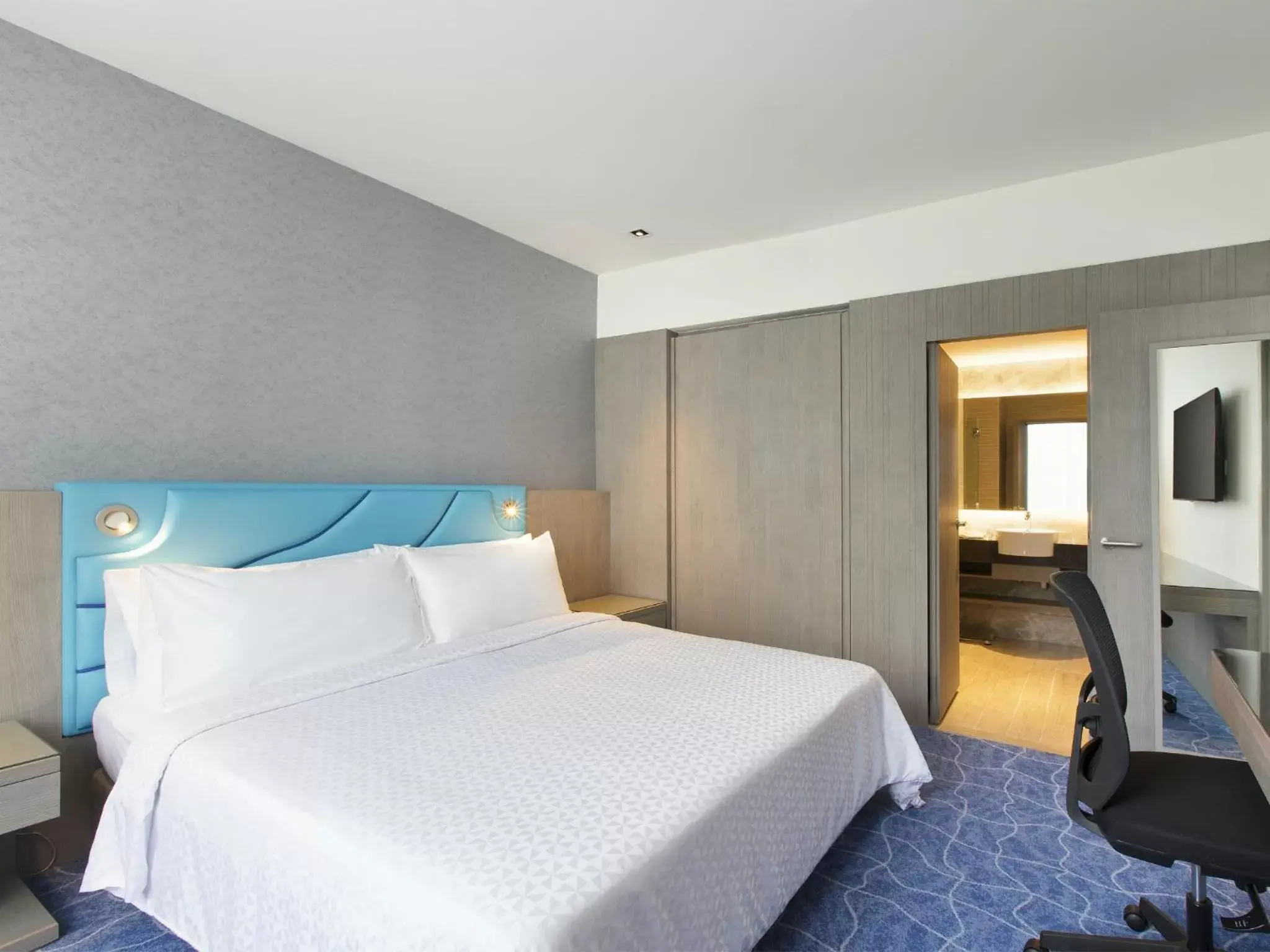 Bed in Four Points by Sheraton Singapore, Riverview