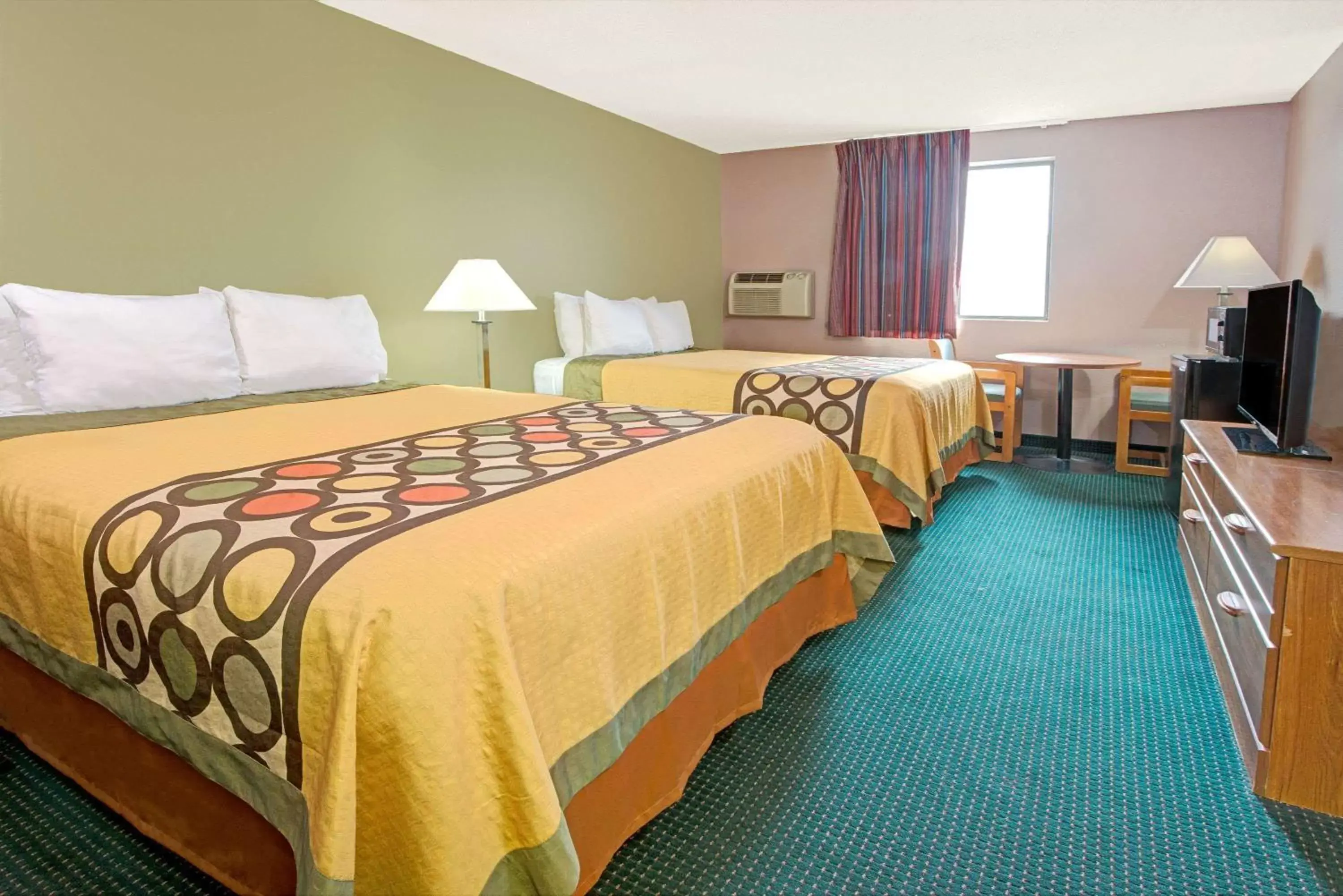 On site, Bed in Super 8 by Wyndham Eureka/Six Flags Nearby