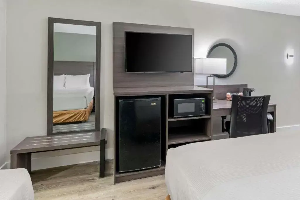 TV/Entertainment Center in Days Inn & Suites by Wyndham Orlando East UCF Area