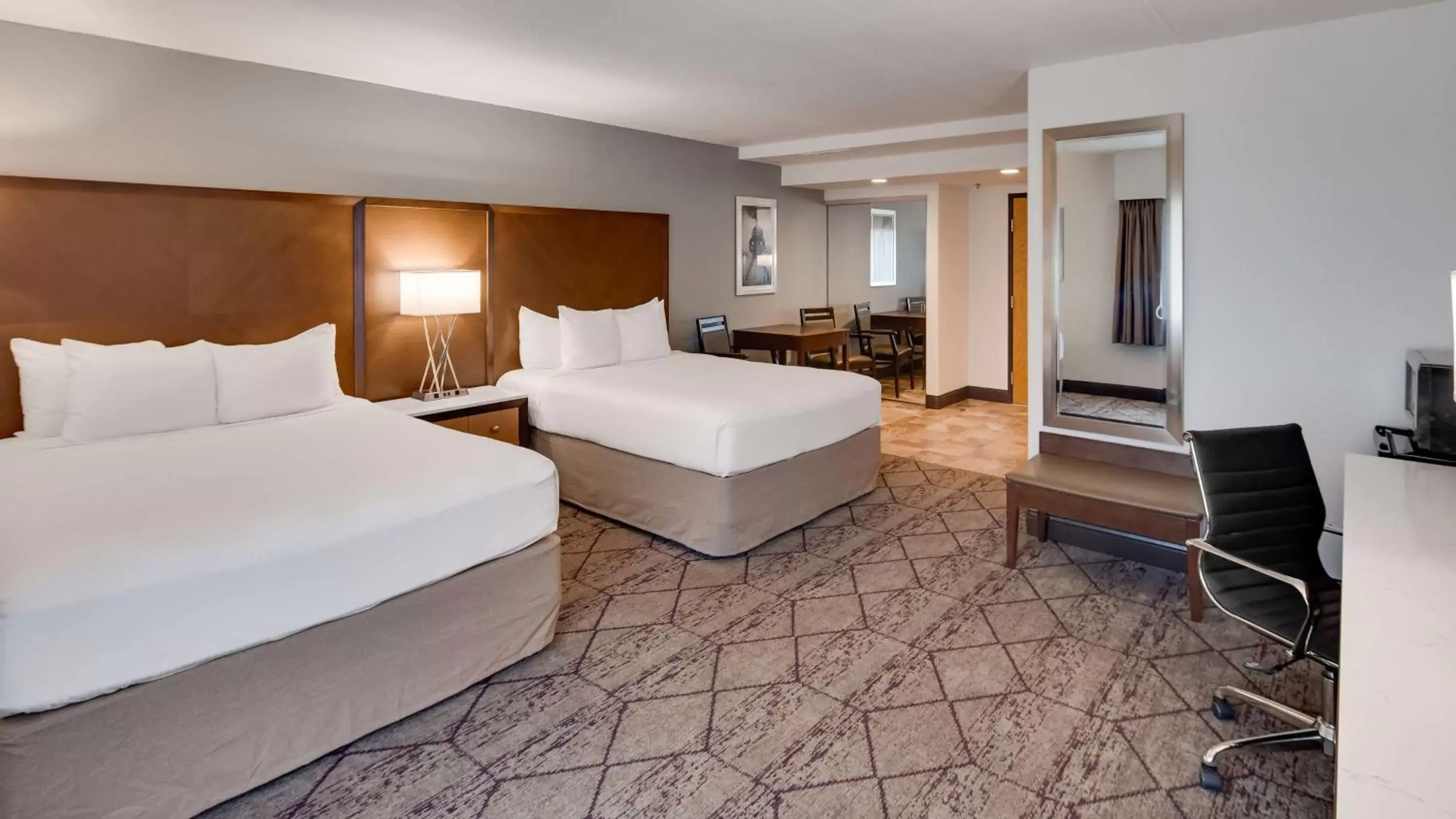 Photo of the whole room, Bed in Best Western Plus Longbranch Hotel & Convention Center