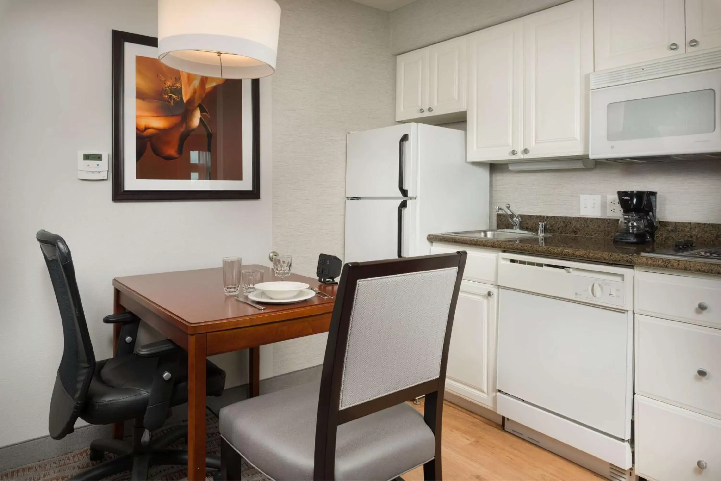 Kitchen or kitchenette, Kitchen/Kitchenette in Homewood Suites by Hilton Vancouver / Portland