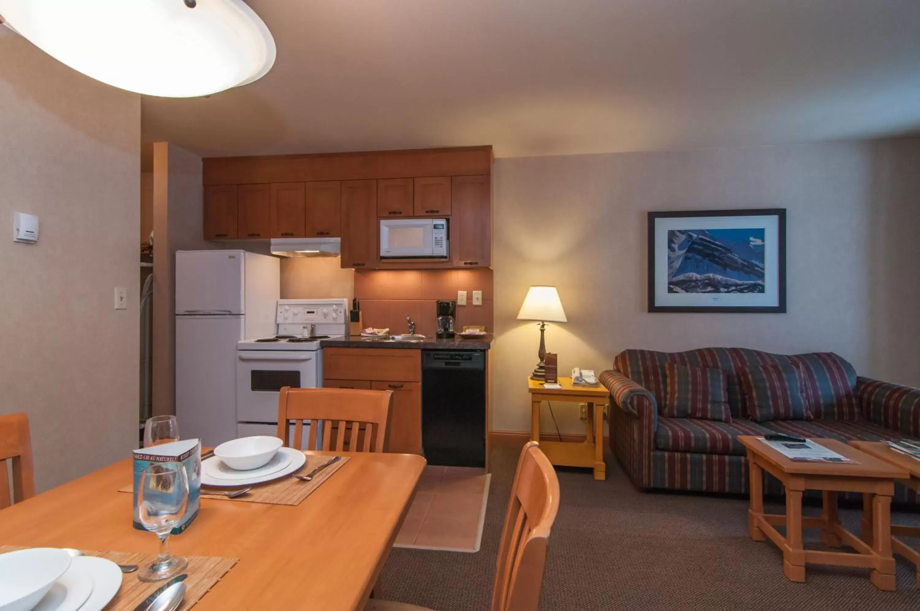 Kitchen or kitchenette, Dining Area in The Hidden Ridge Resort