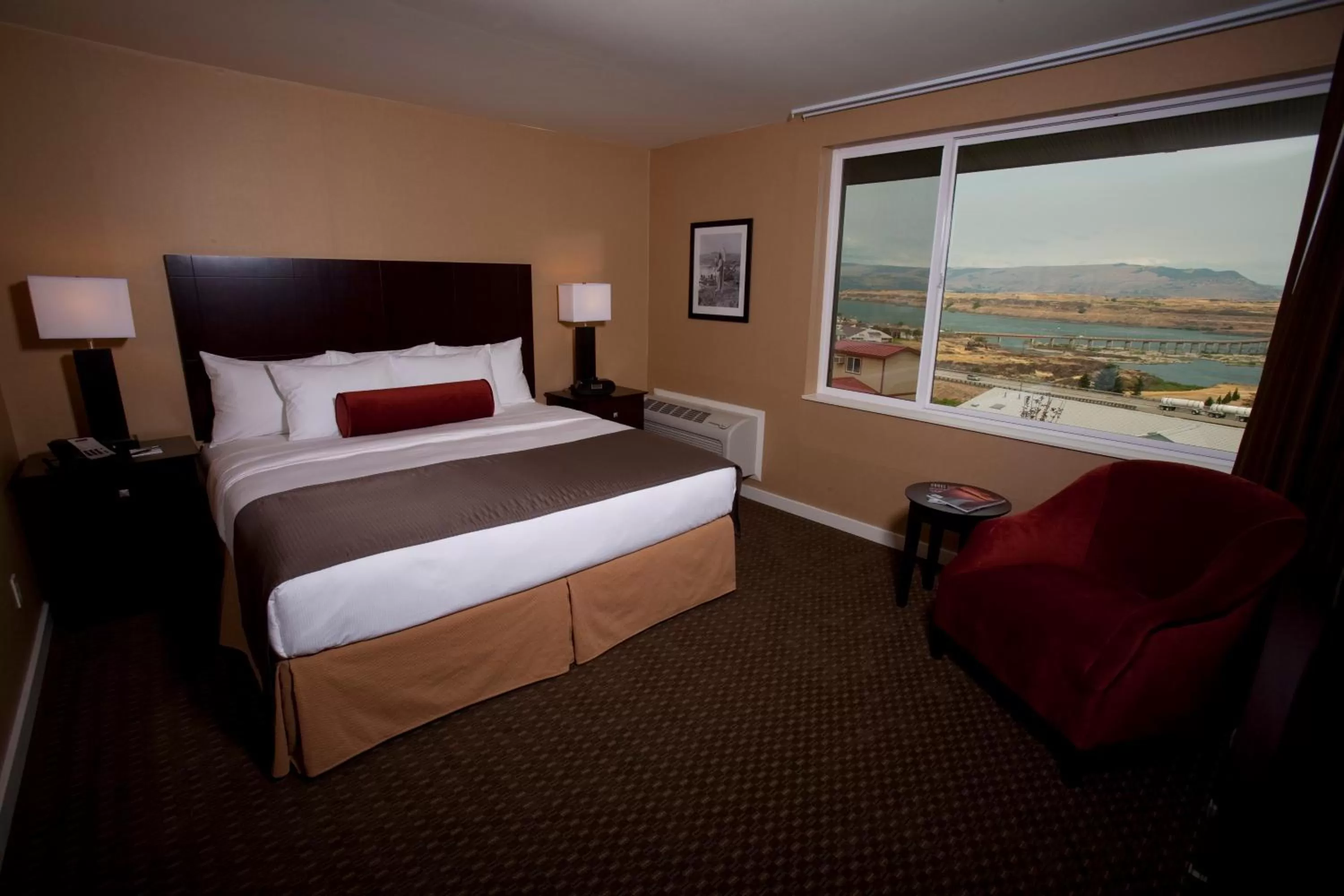 Photo of the whole room, Bed in Celilo Inn
