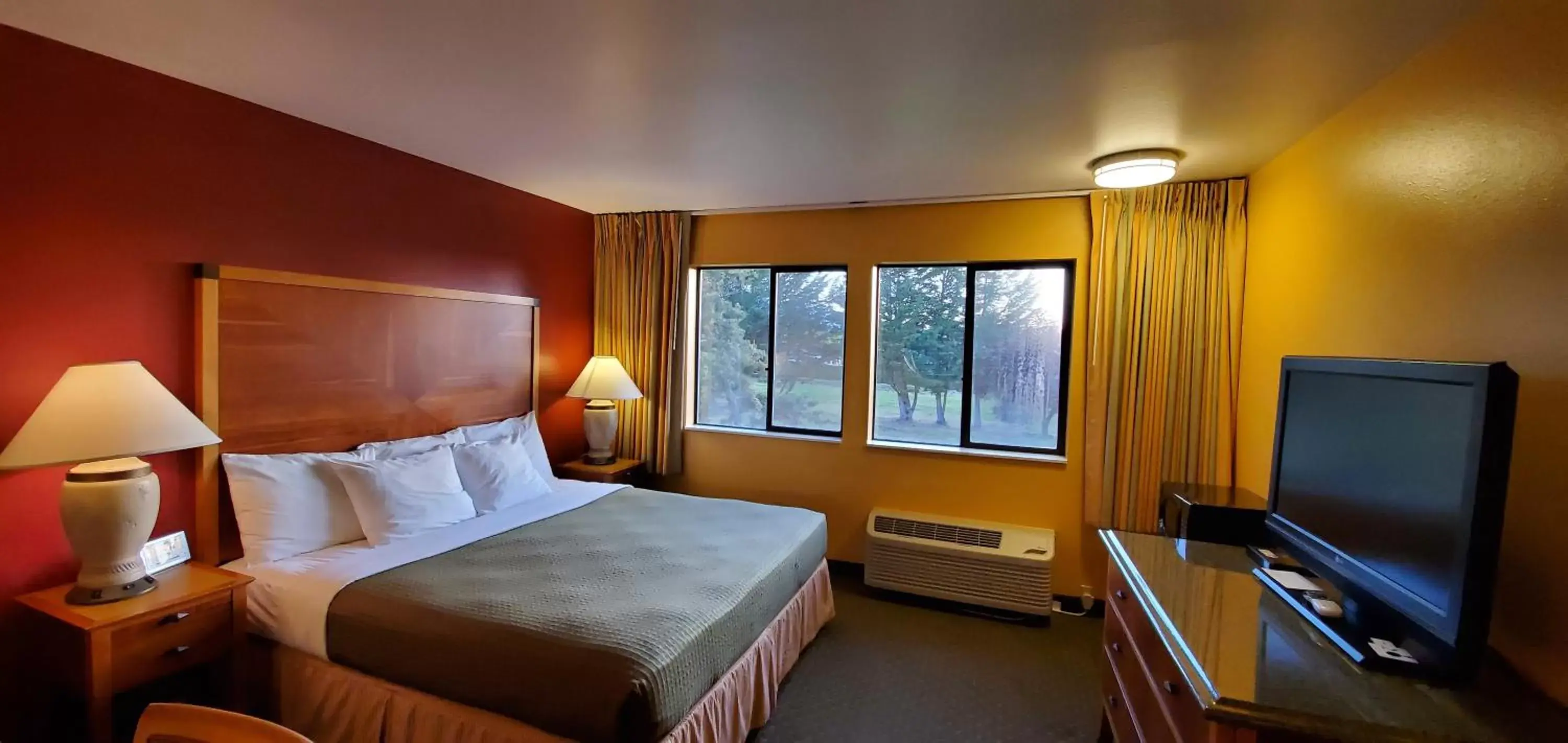 TV and multimedia, Bed in Olympic View Inn TV and multimedia, Bed in Olympic View Inn