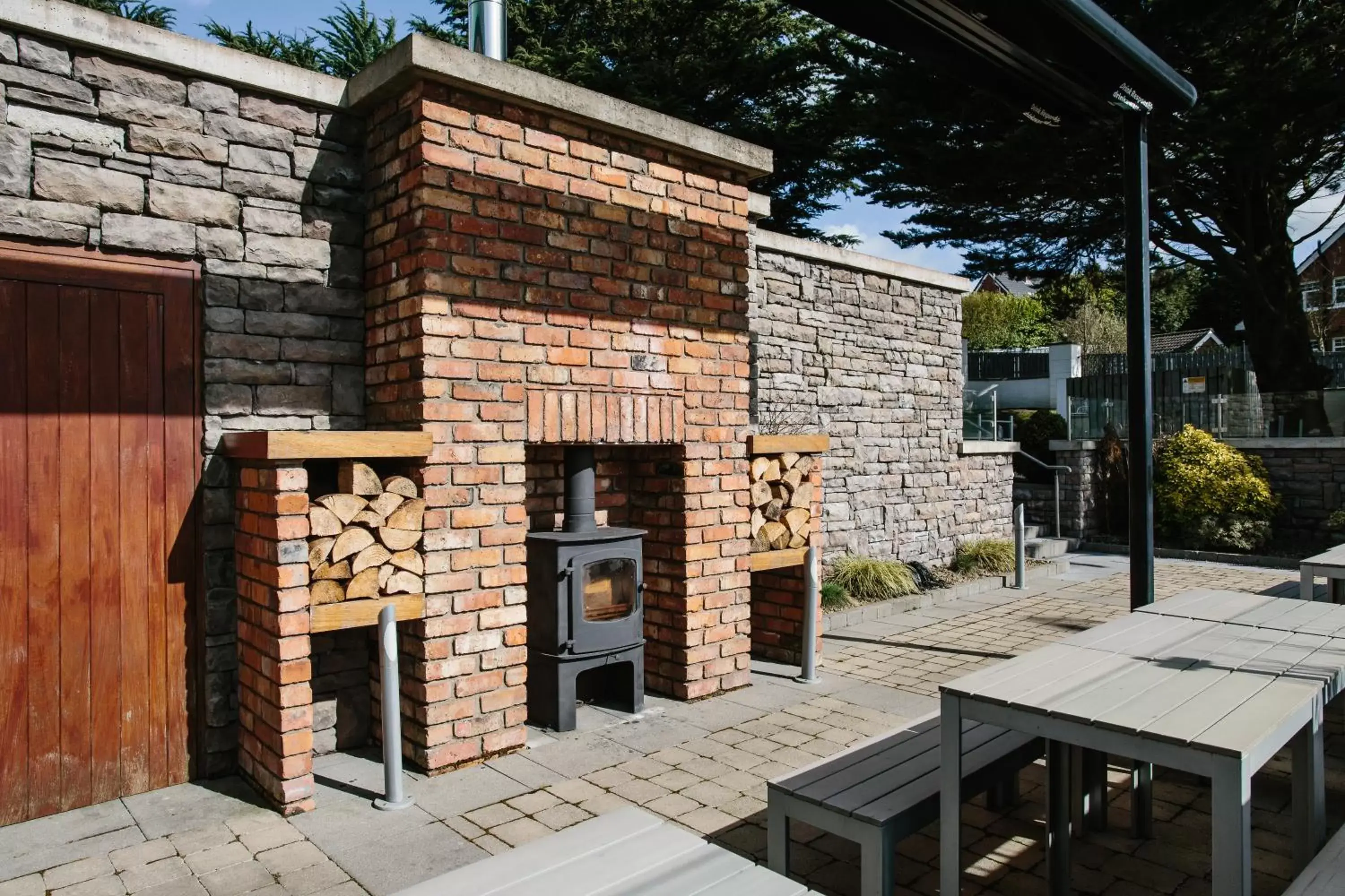 BBQ Facilities in Ivanhoe Inn and Hotel