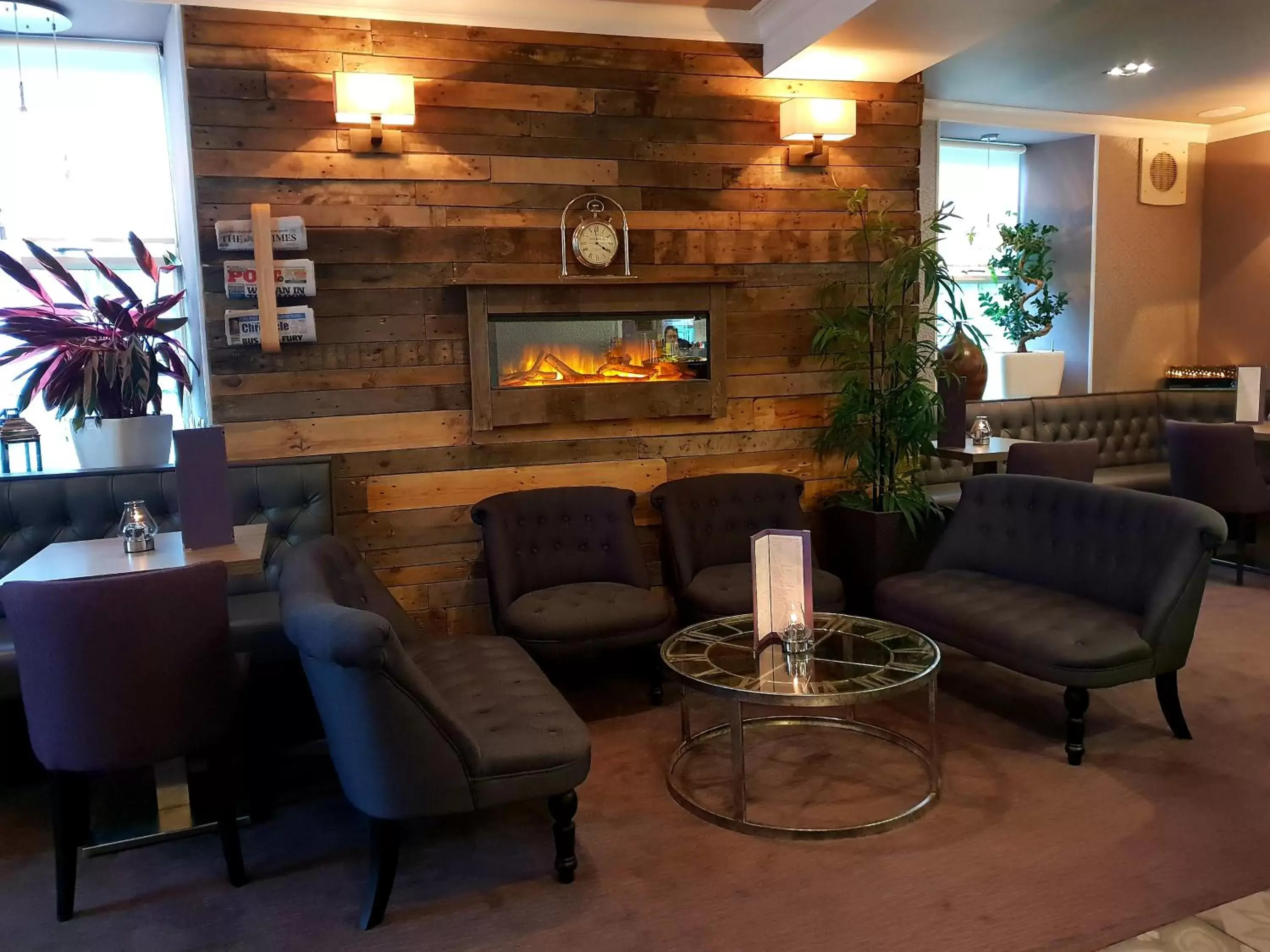 Lounge or bar, Lobby/Reception in Fairburn Hotel