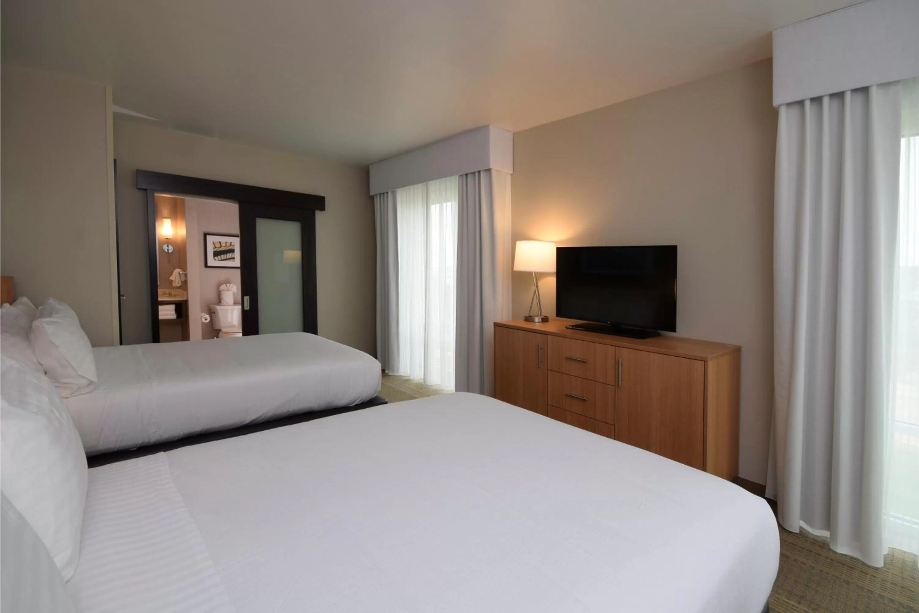 Photo of the whole room, Bed in Holiday Inn Cincinnati North West Chester by IHG