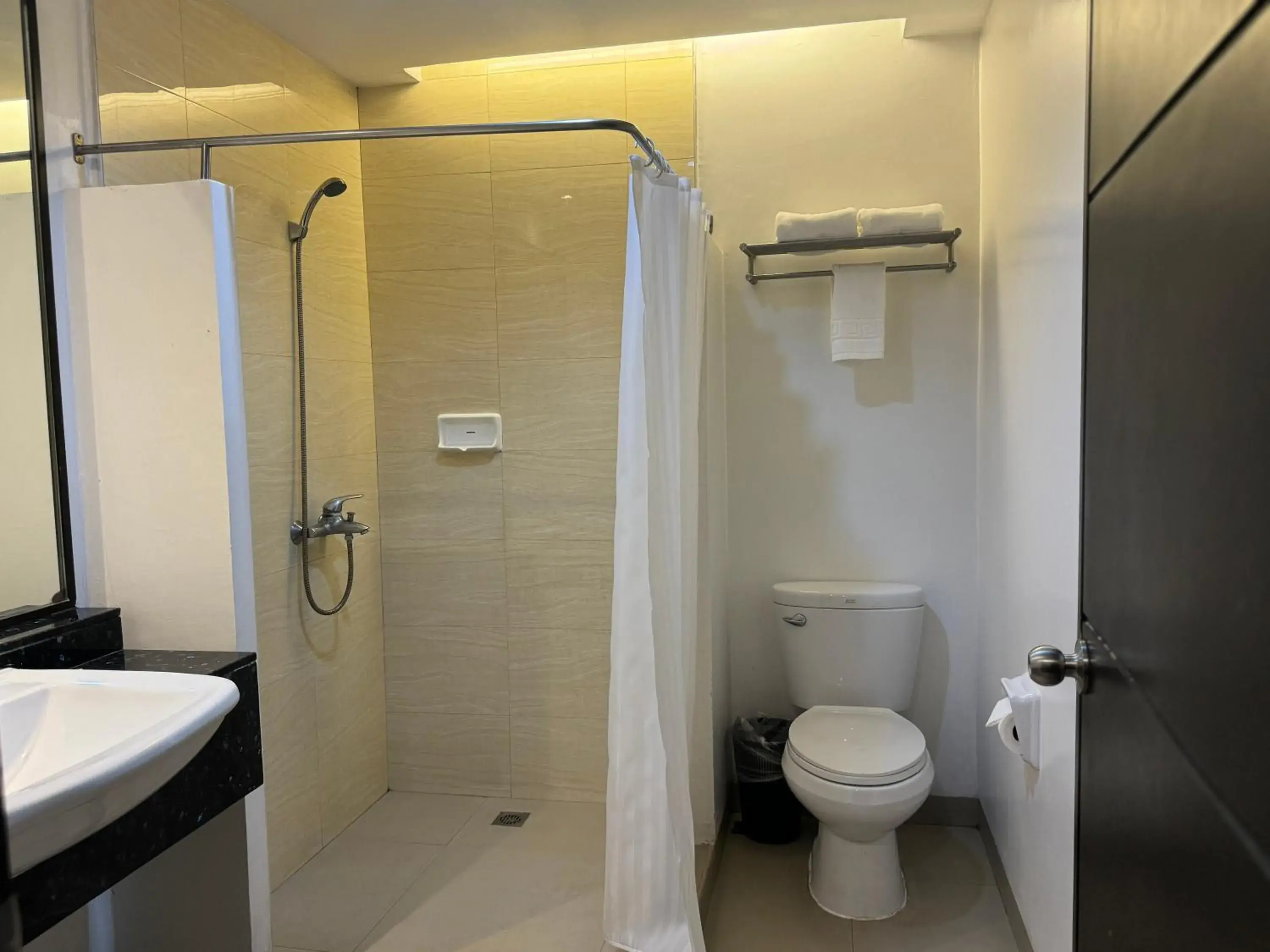 Bathroom in Circle Inn - Iloilo City Center