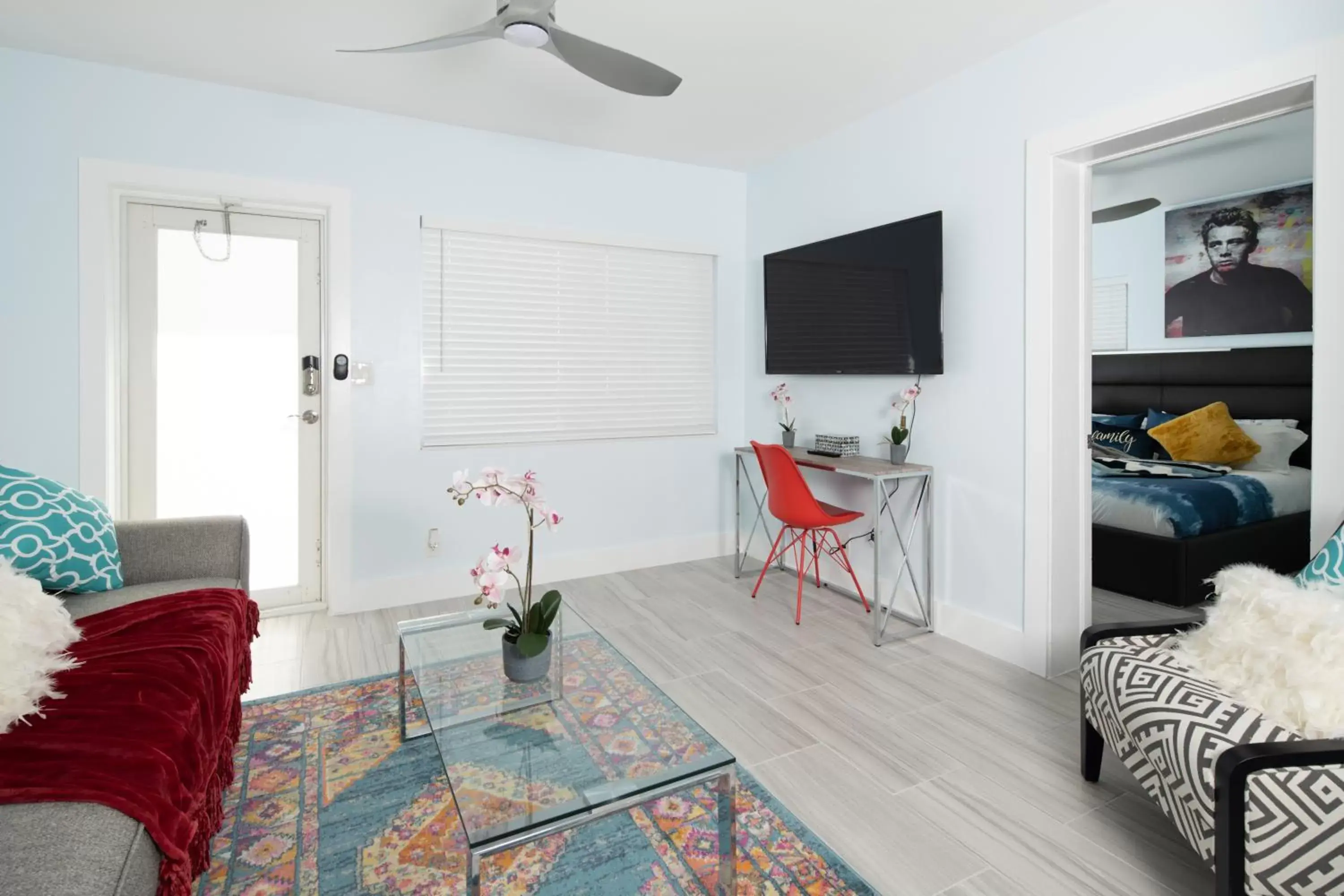 Living room, TV/Entertainment Center in The Surf Hollywood Beach