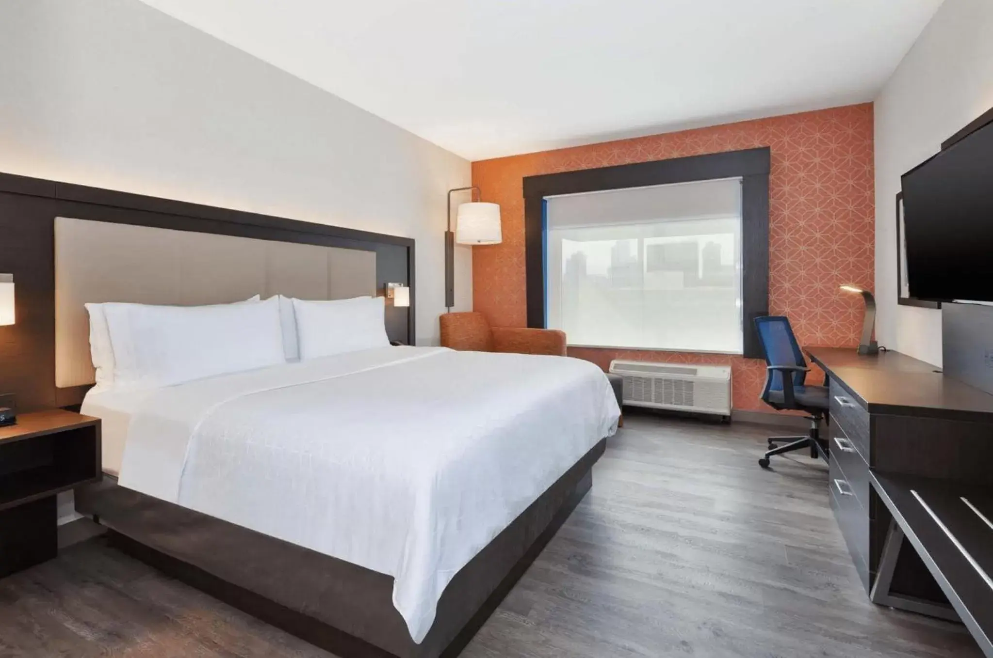 Photo of the whole room, Bed in Holiday Inn Express & Suites Jersey City - Holland Tunnel, an IHG Hotel