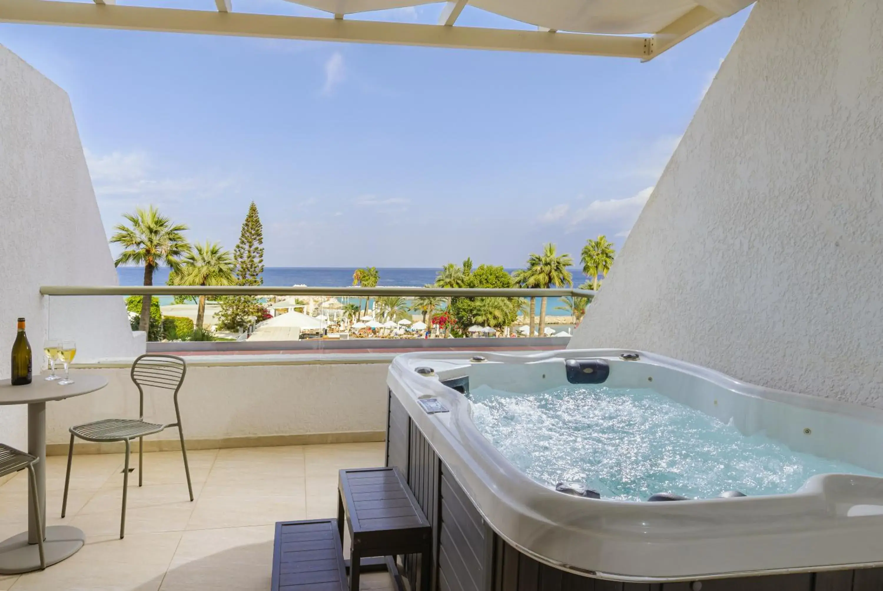 Hot Tub in Golden Coast Beach Hotel